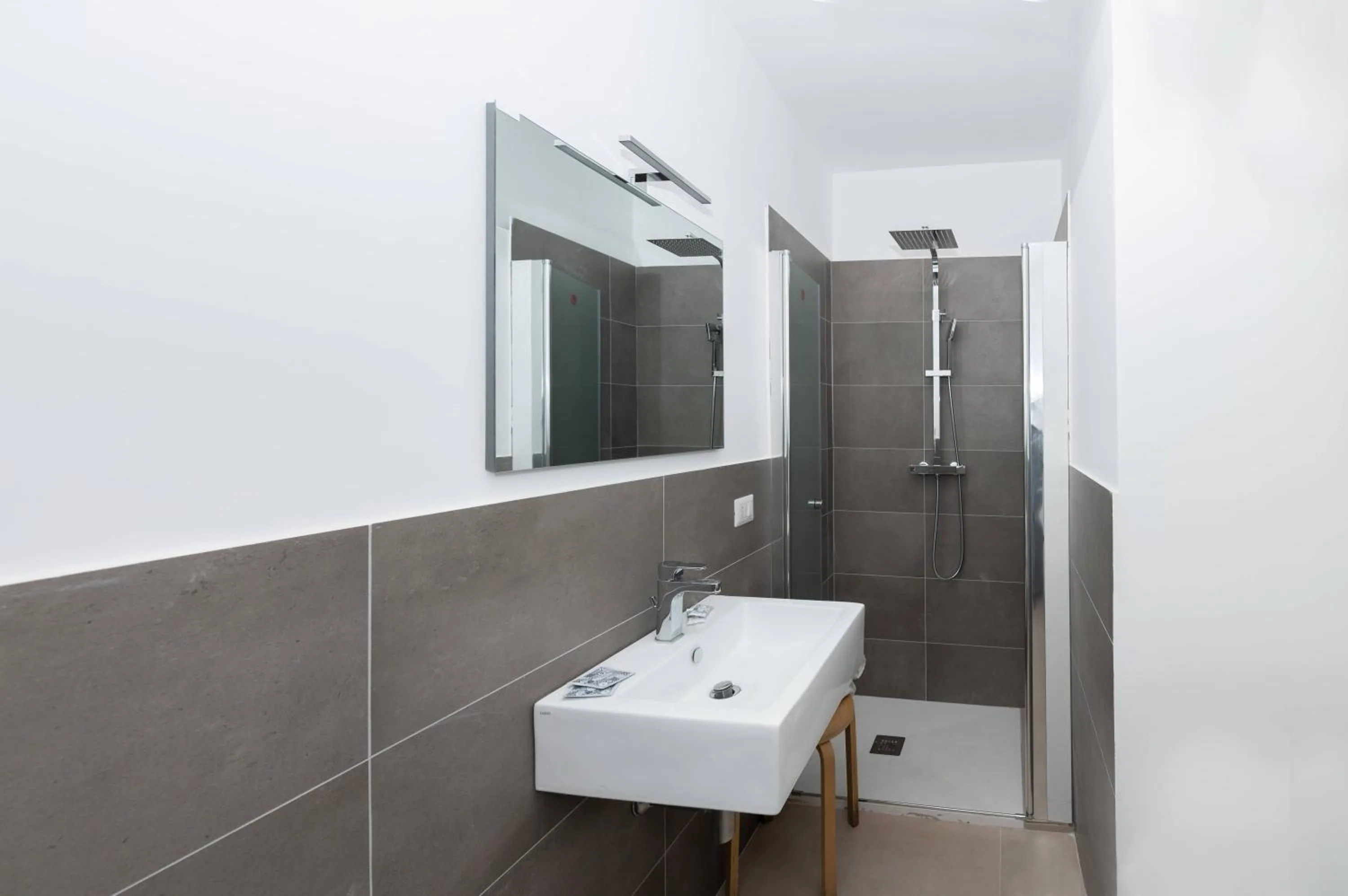 Shower in Gioia 13 Rooms & Apartments