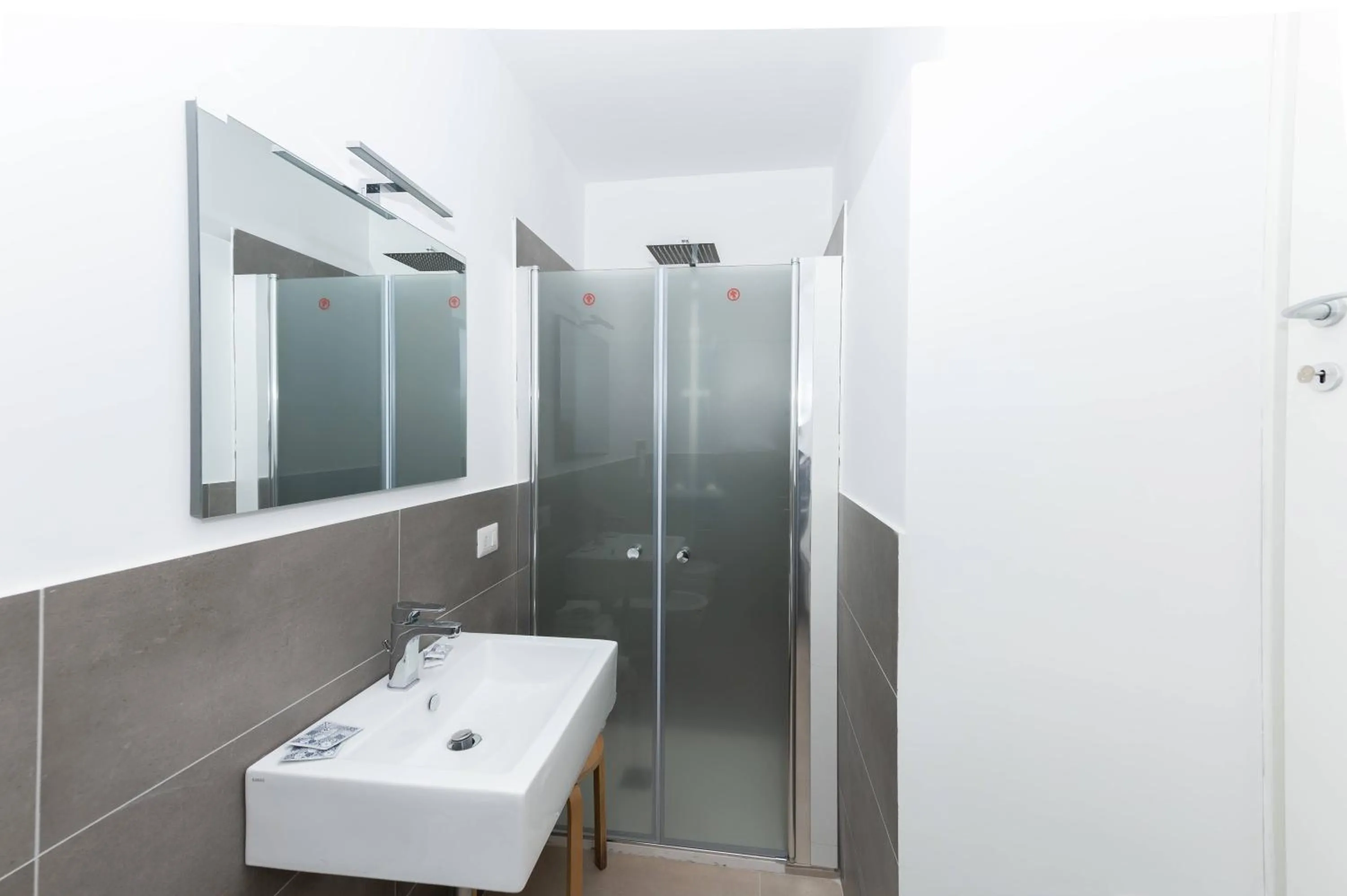 Shower in Gioia 13 Rooms & Apartments