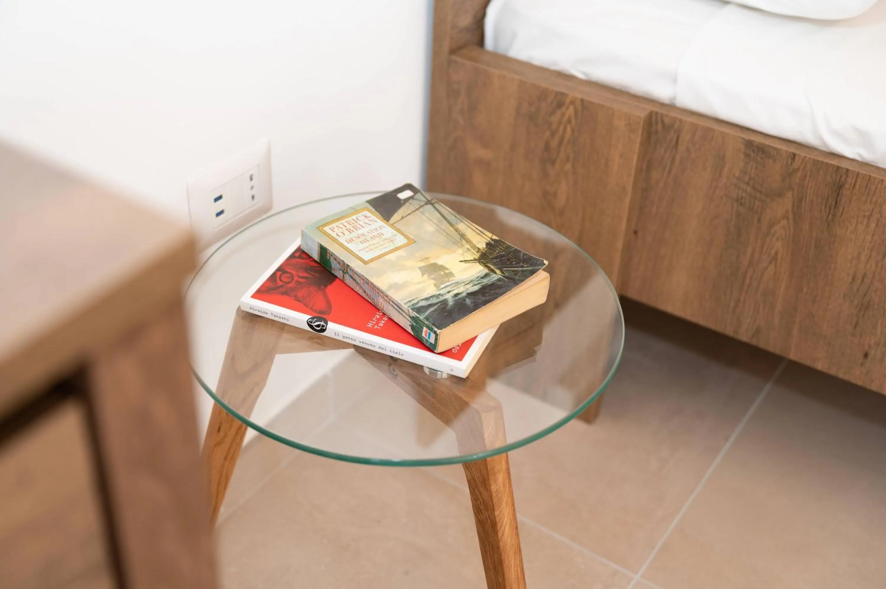 Library, Bed in Gioia 13 Rooms & Apartments