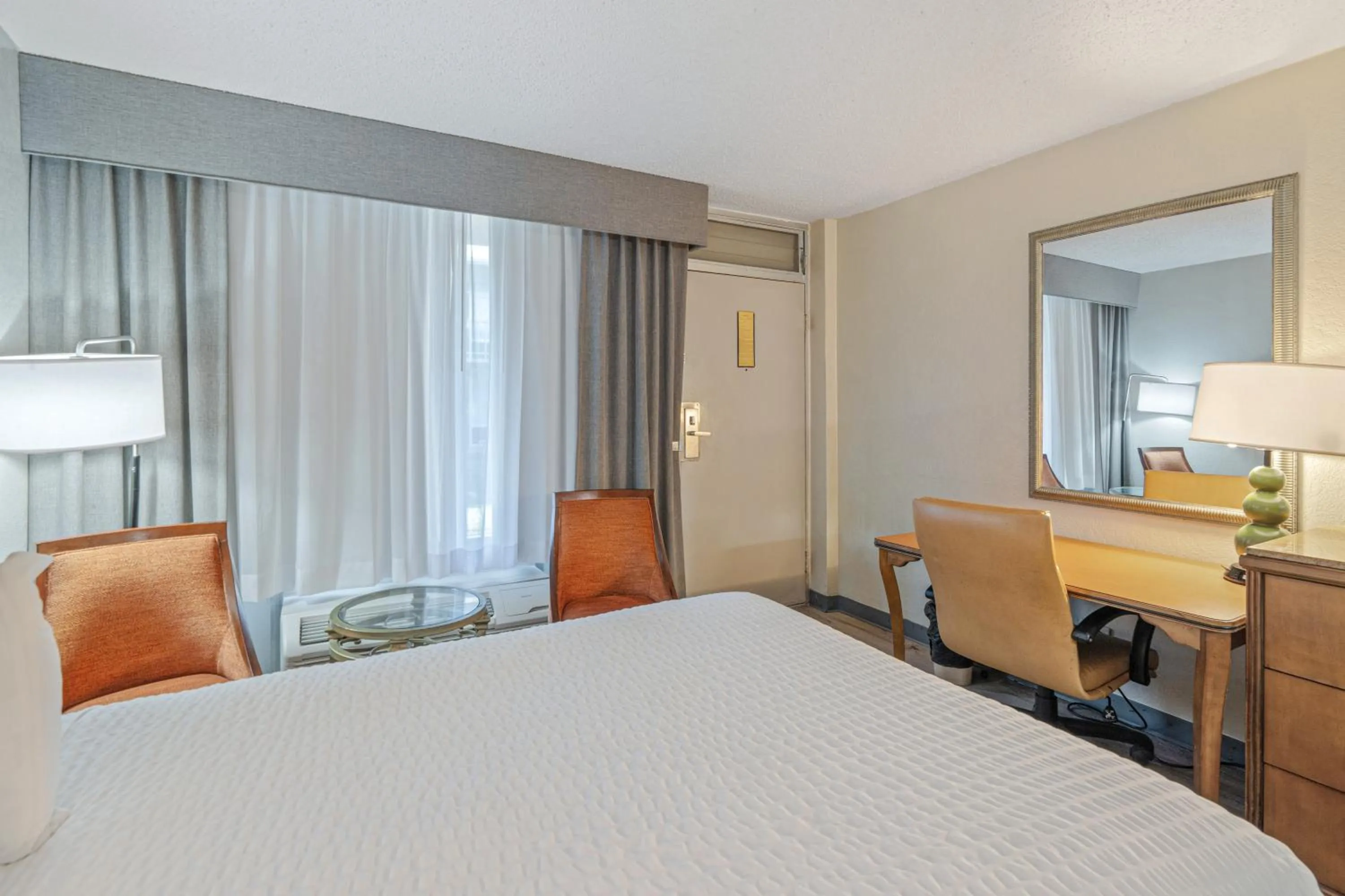 Bedroom, Bed in Plantation Inn