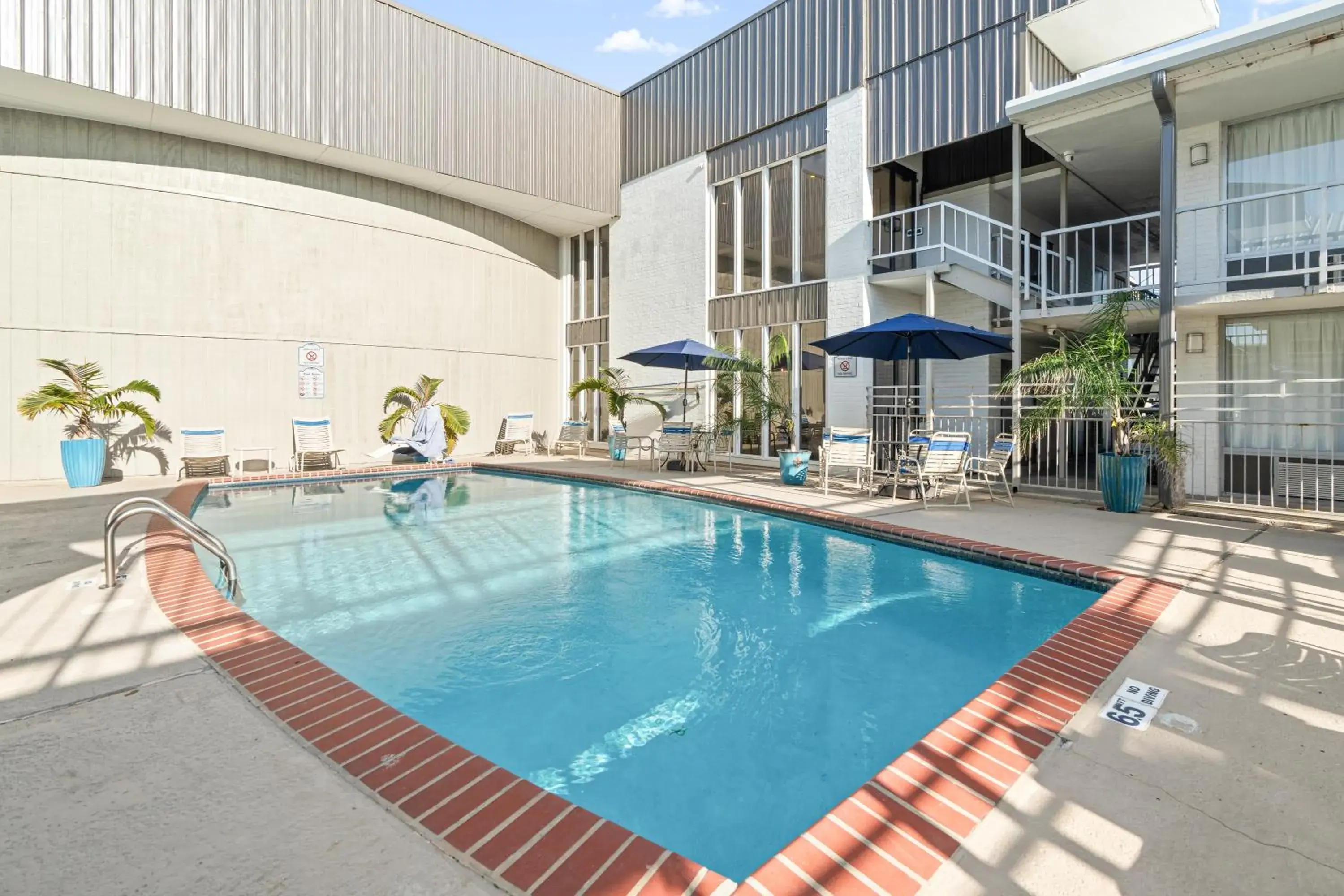 Swimming pool in Plantation Inn Swimming pool in Plantation Inn