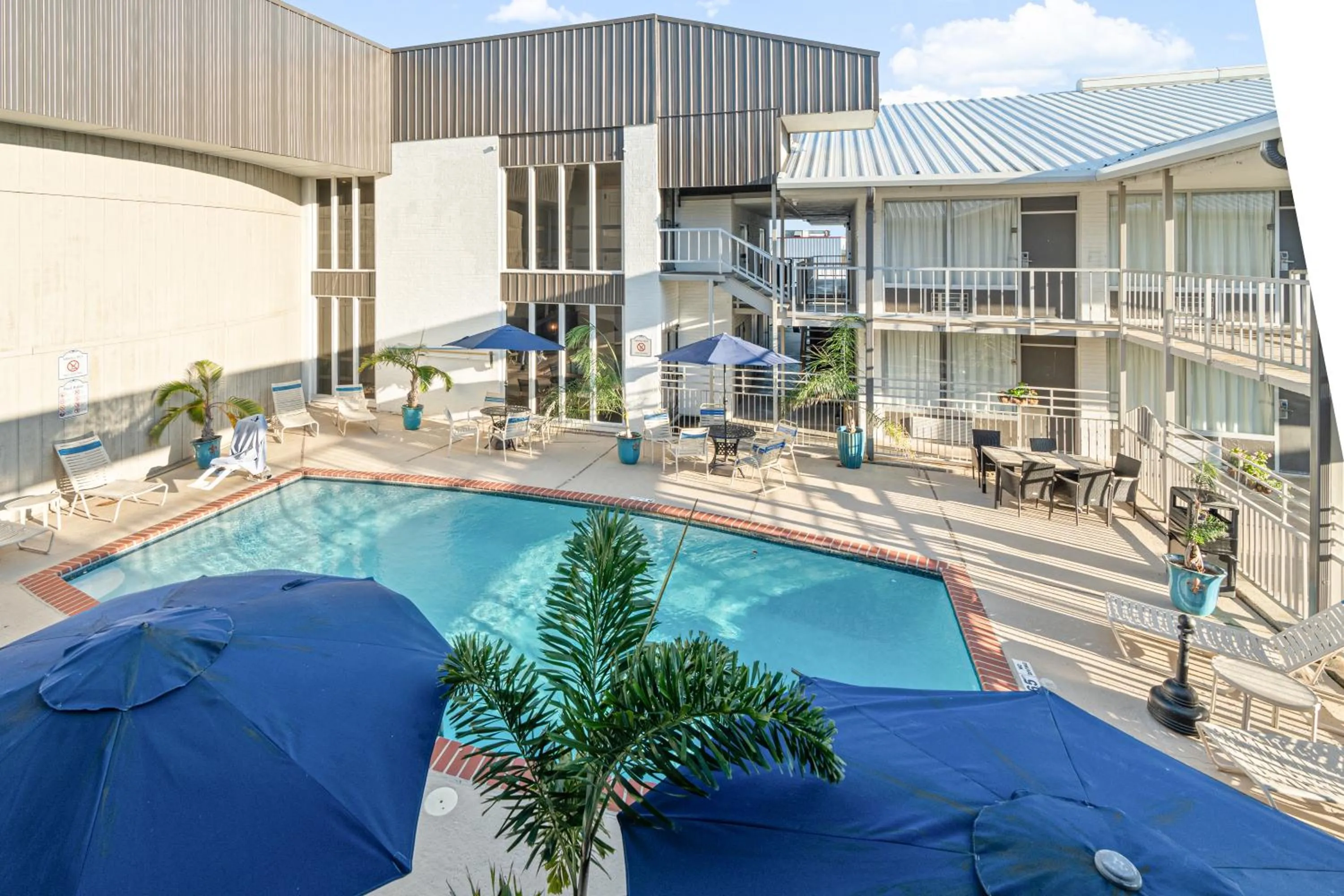 Pool view in Plantation Inn