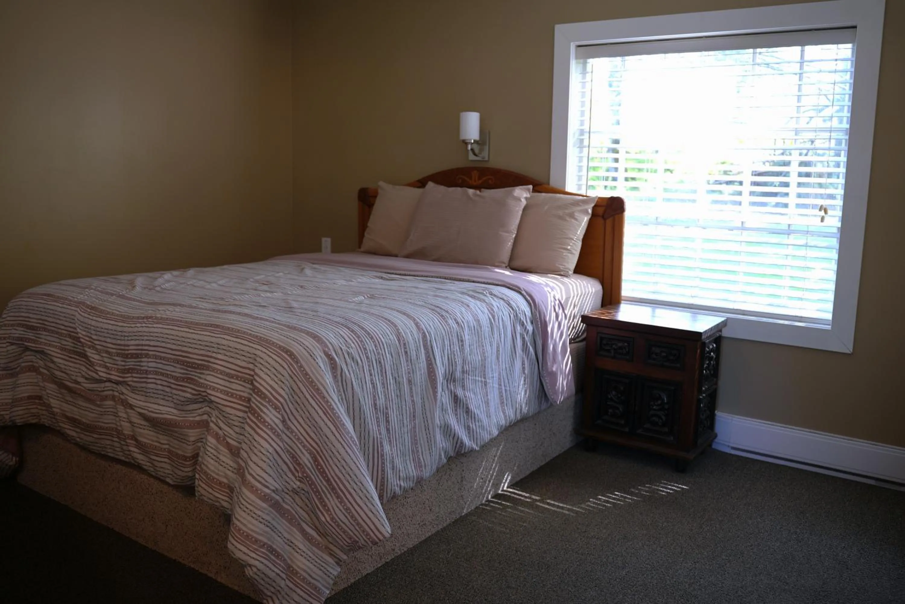 Bed in Malahat Bungalows Motel