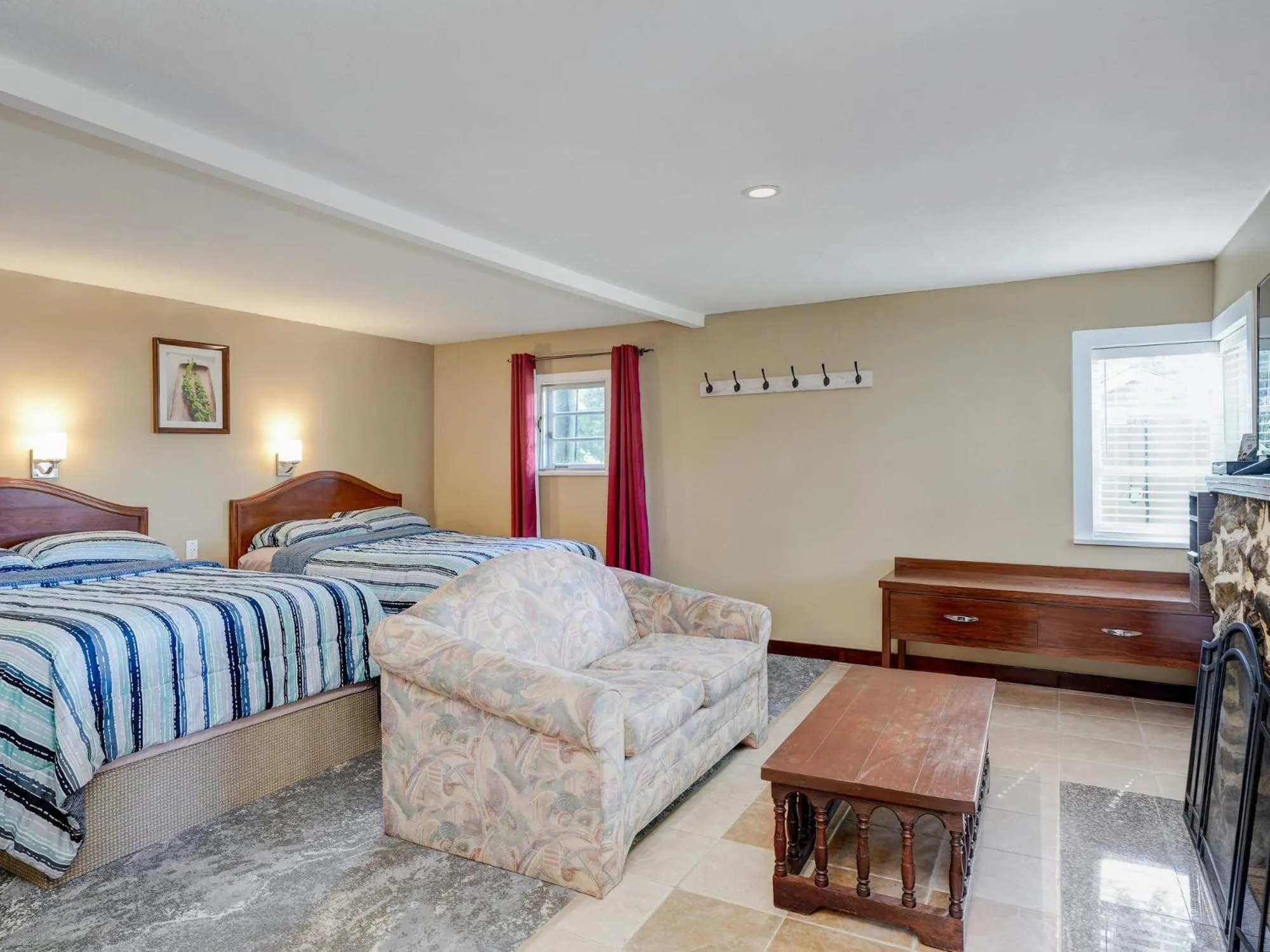 Bed in Malahat Bungalows Motel