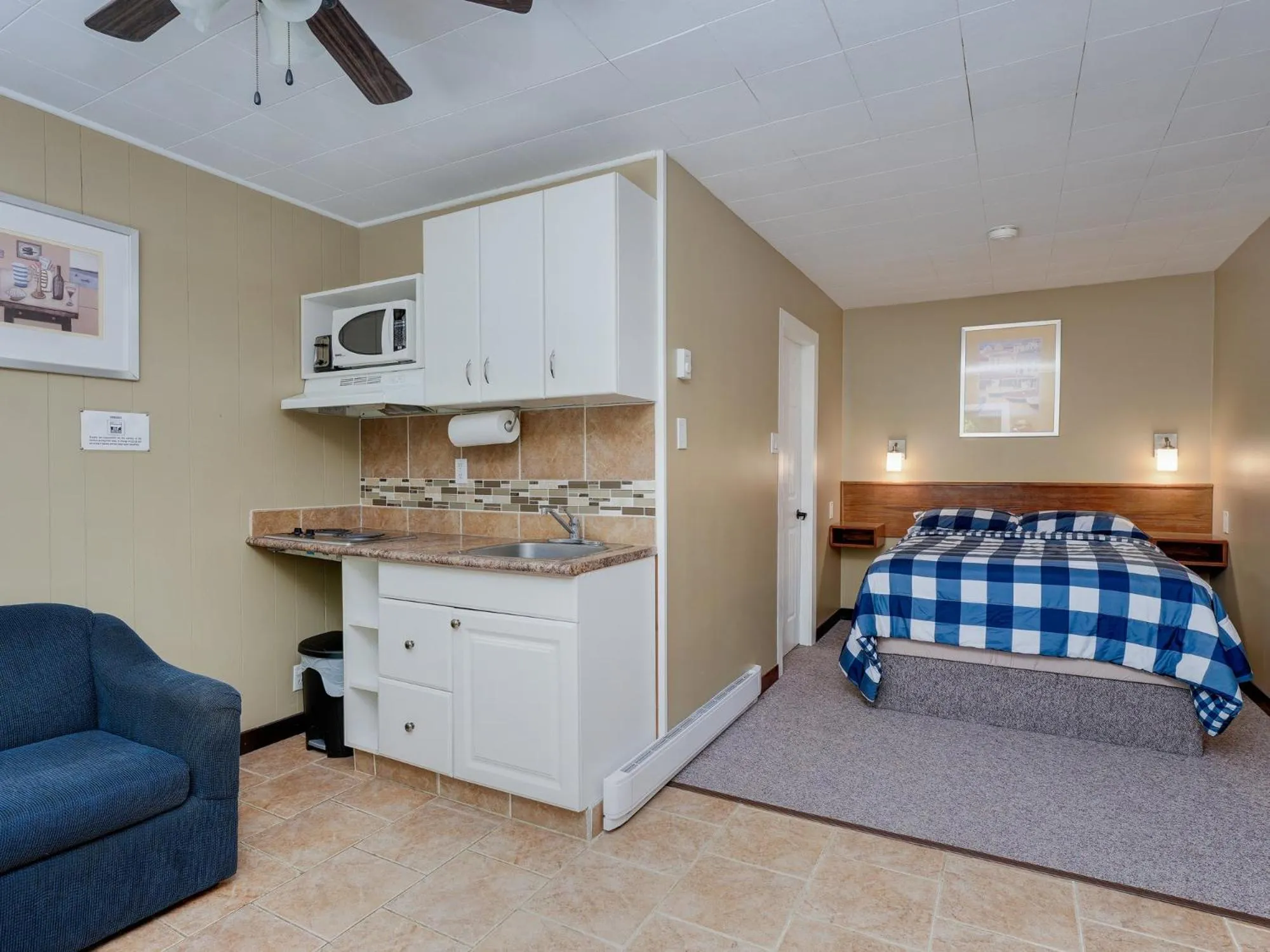 Bed in Malahat Bungalows Motel