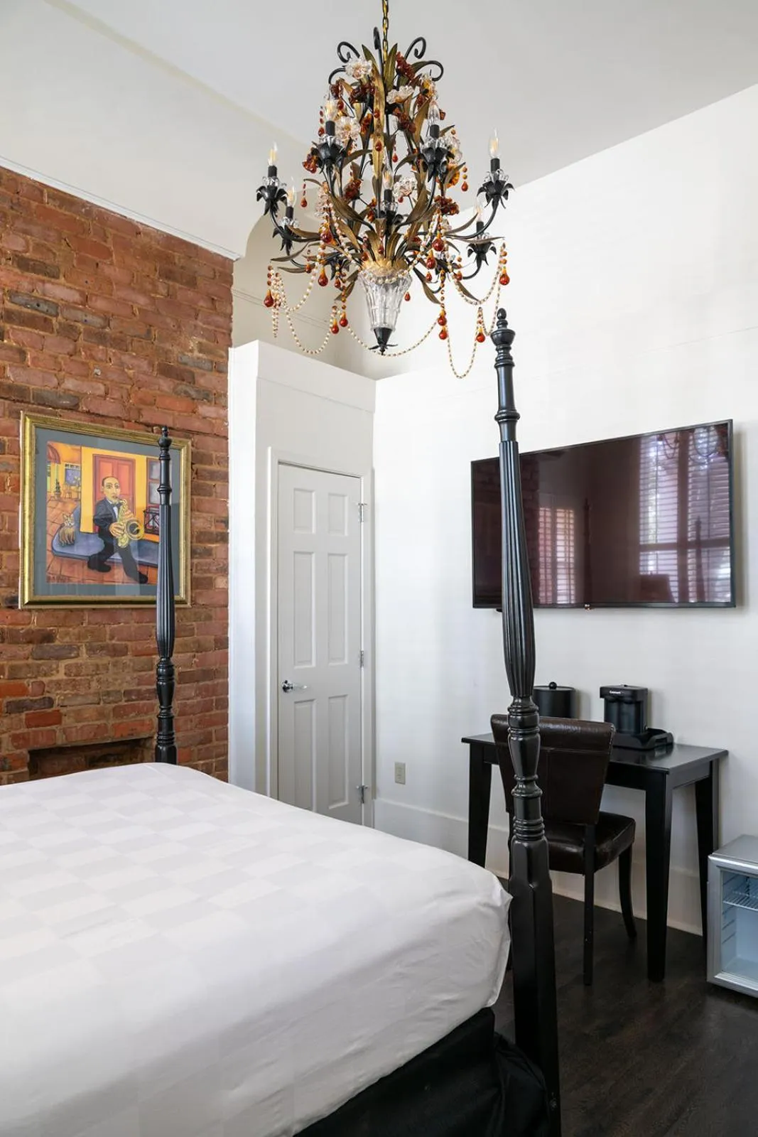 Bed in Historic Streetcar Inn