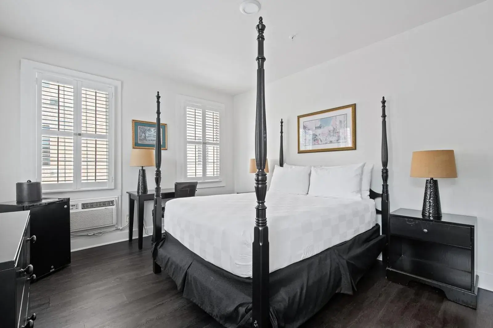 Bed in Historic Streetcar Inn Bed in Historic Streetcar Inn