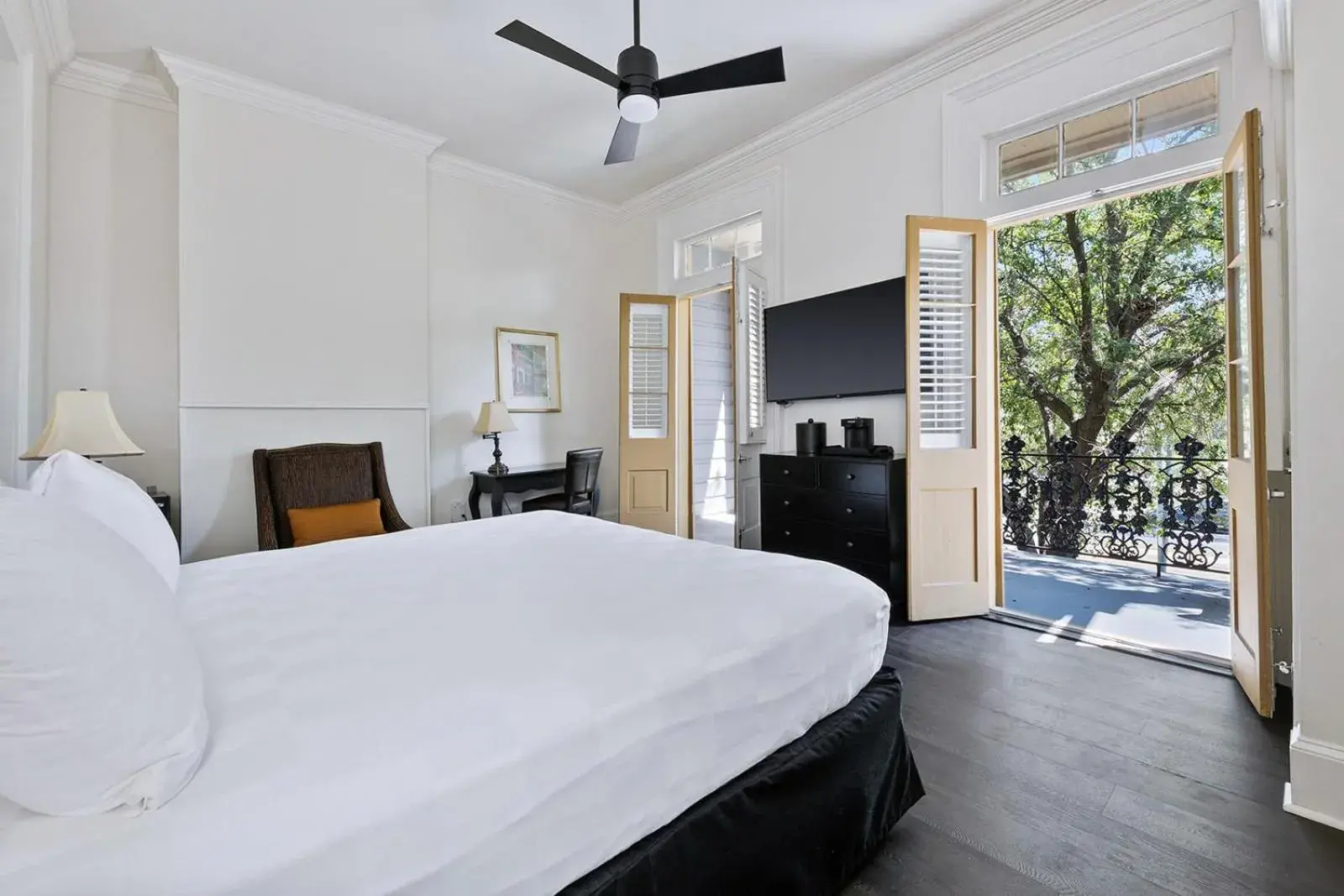 Bed in Historic Streetcar Inn Bed in Historic Streetcar Inn