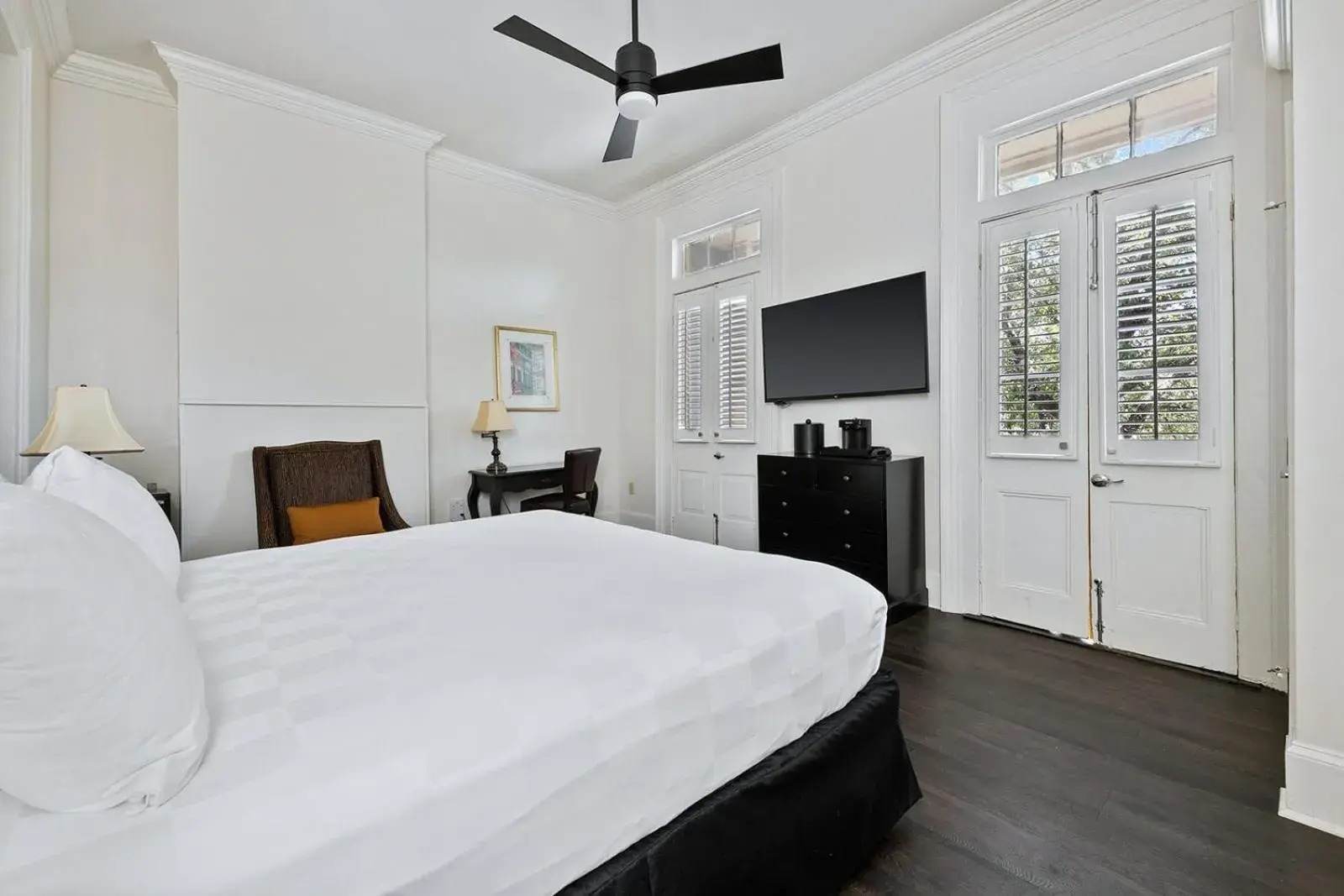 Bed in Historic Streetcar Inn Bed in Historic Streetcar Inn