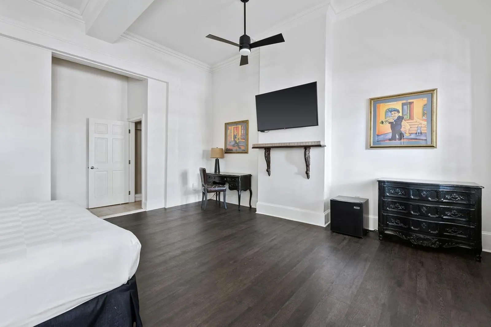 Bed in Historic Streetcar Inn