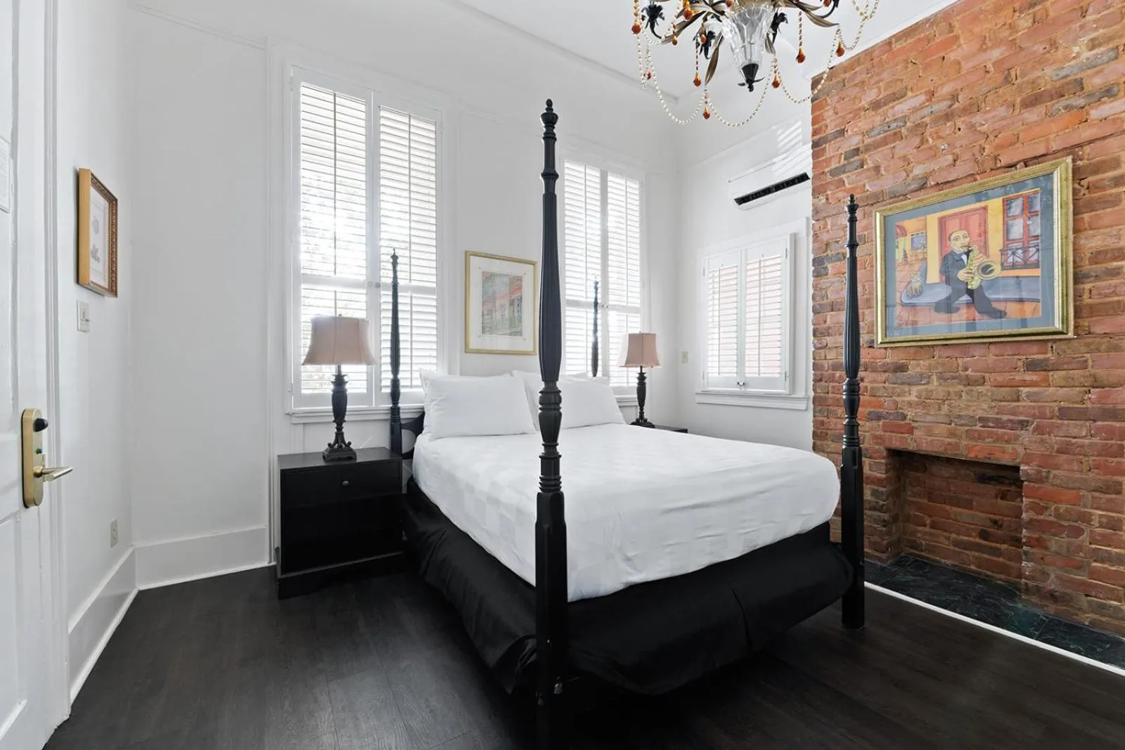 Bed in Historic Streetcar Inn