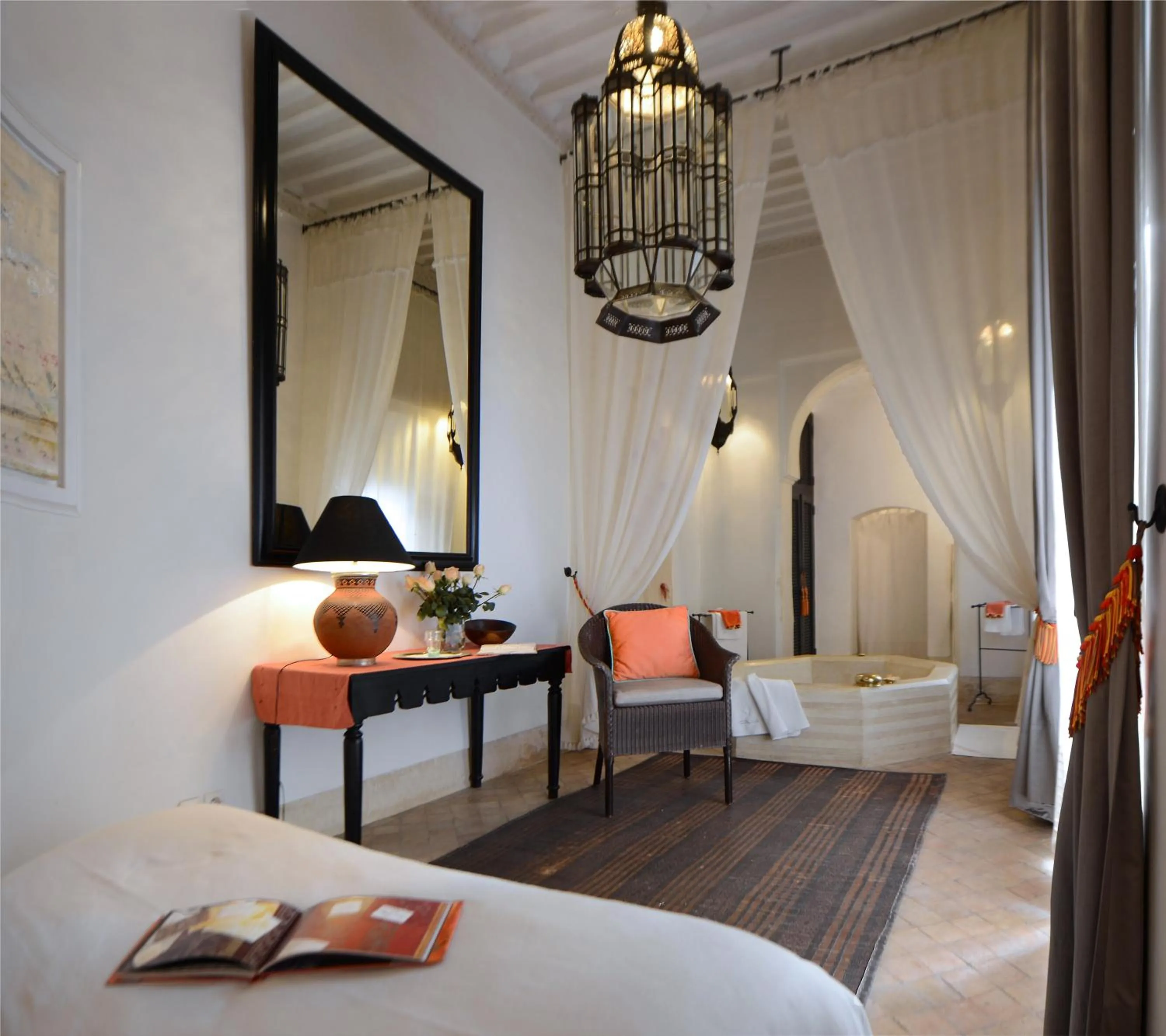 Bathroom, Bed in Dar Housnia