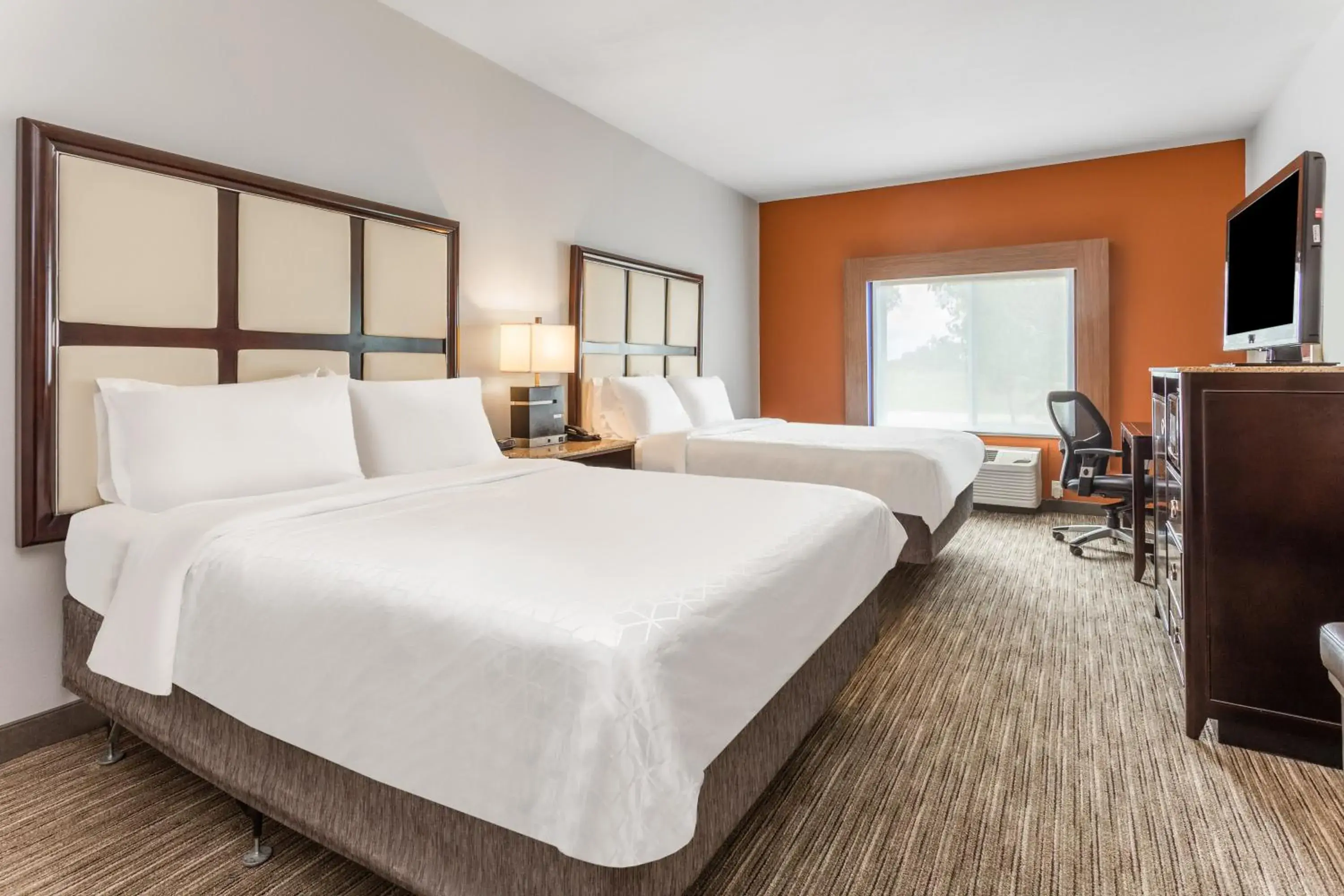 Photo of the whole room, Bed in Holiday Inn Express - Albert Lea by IHG Photo of the whole room, Bed in Holiday Inn Express - Albert Lea by IHG