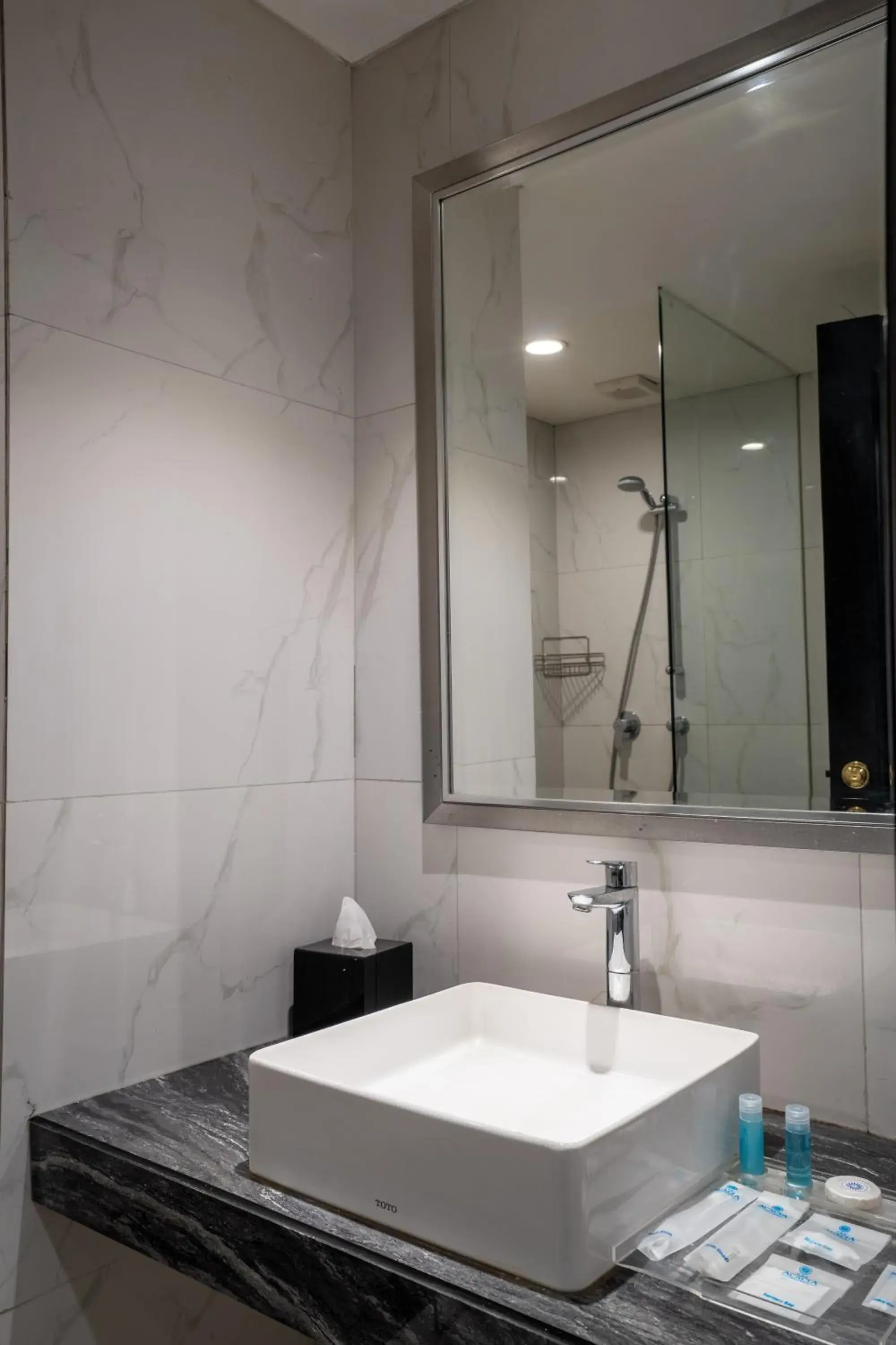 Bathroom in The Acacia Hotel Jakarta Bathroom in The Acacia Hotel Jakarta