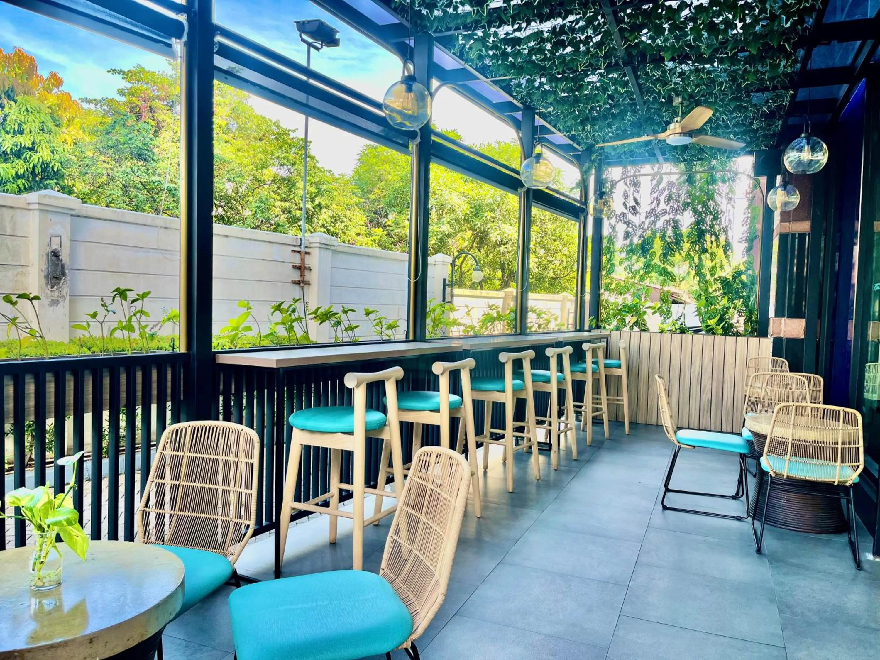 Restaurant/places to eat in The Acacia Hotel Jakarta