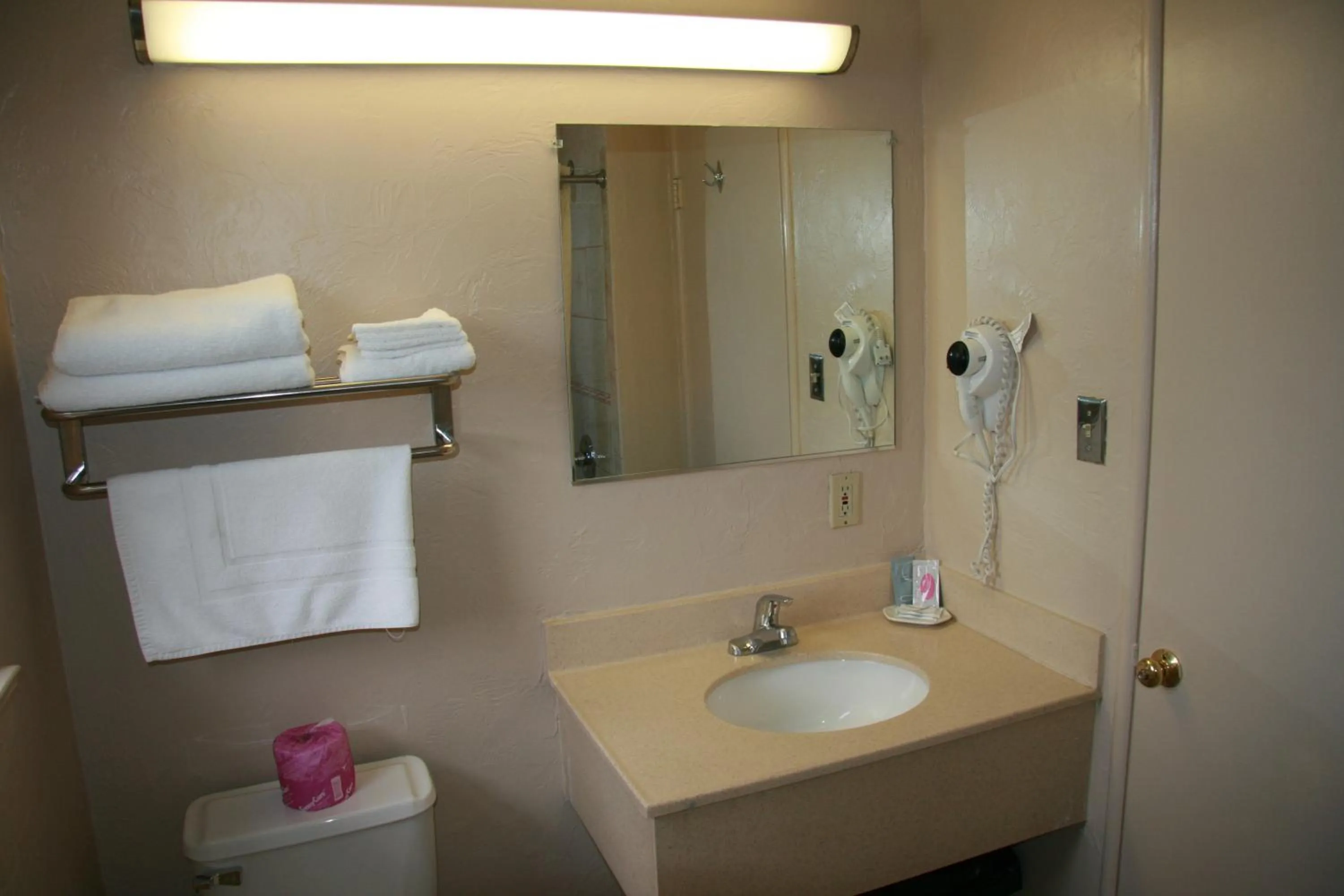 Bathroom in Civic Center Lodge / Lake Merritt BART