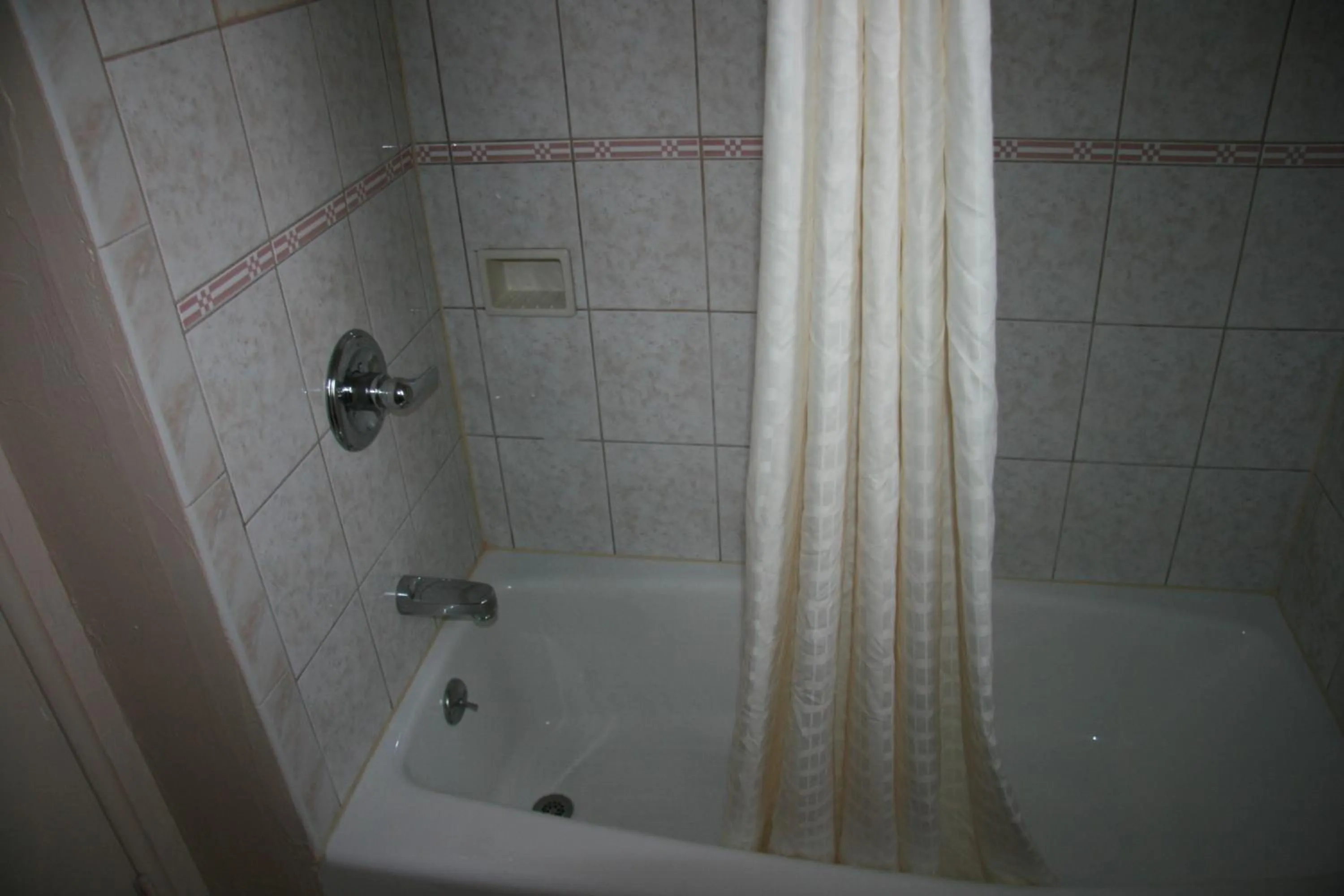 Shower in Civic Center Lodge / Lake Merritt BART