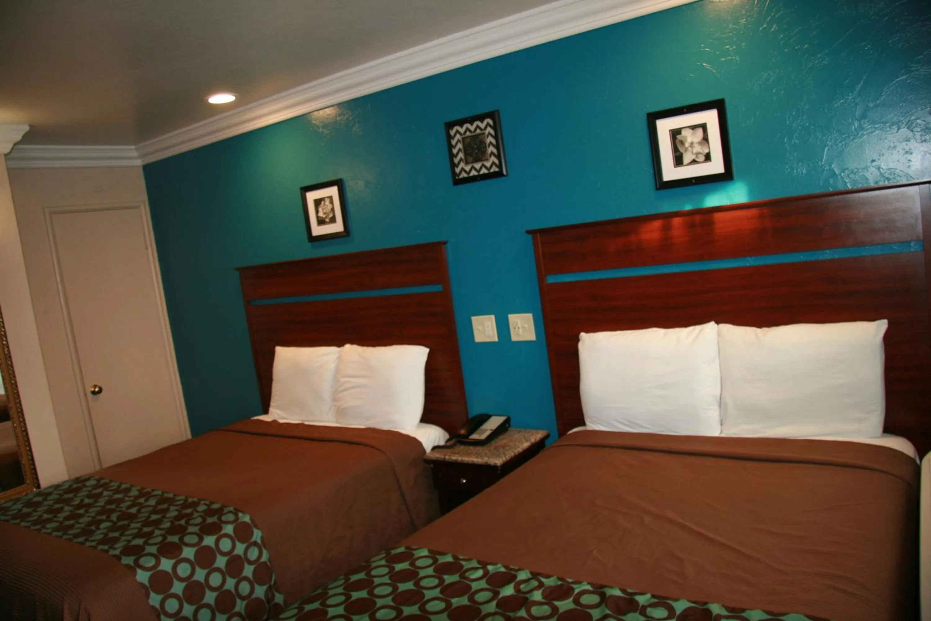 Bedroom, Bed in Civic Center Lodge / Lake Merritt BART