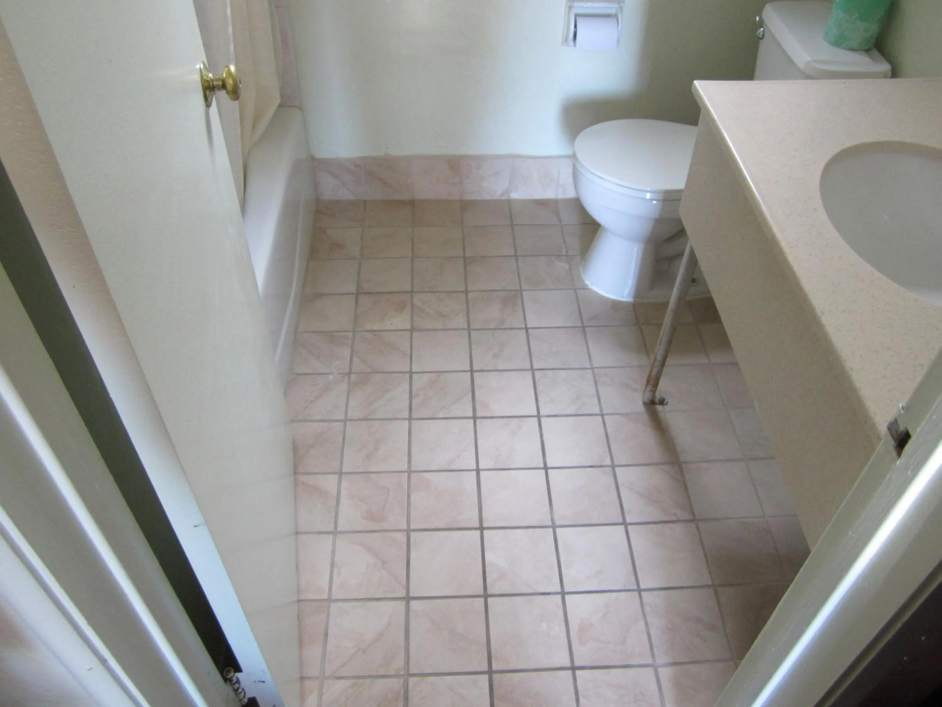 Bathroom in Civic Center Lodge / Lake Merritt BART