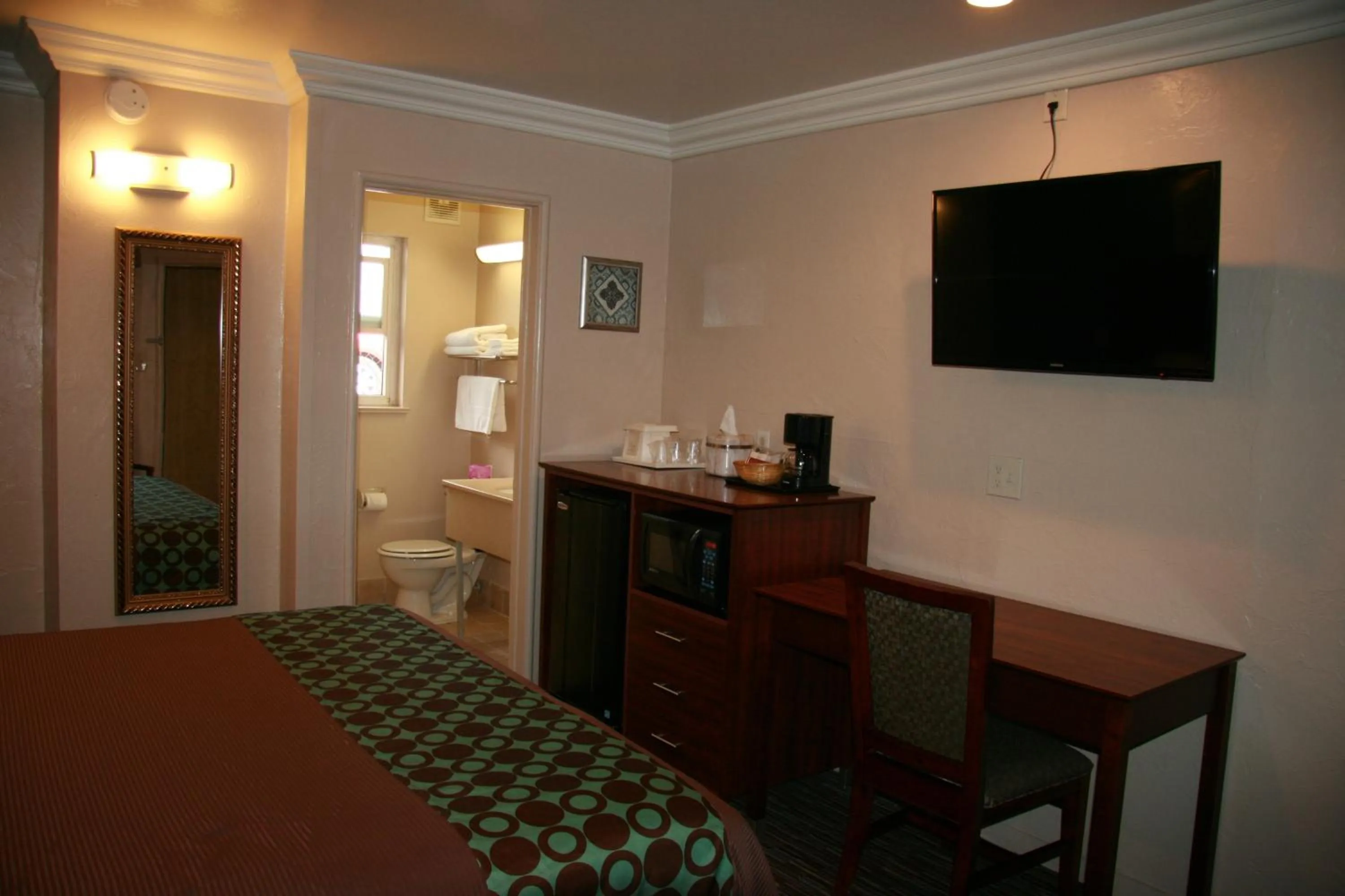 TV and multimedia, Bed in Civic Center Lodge / Lake Merritt BART