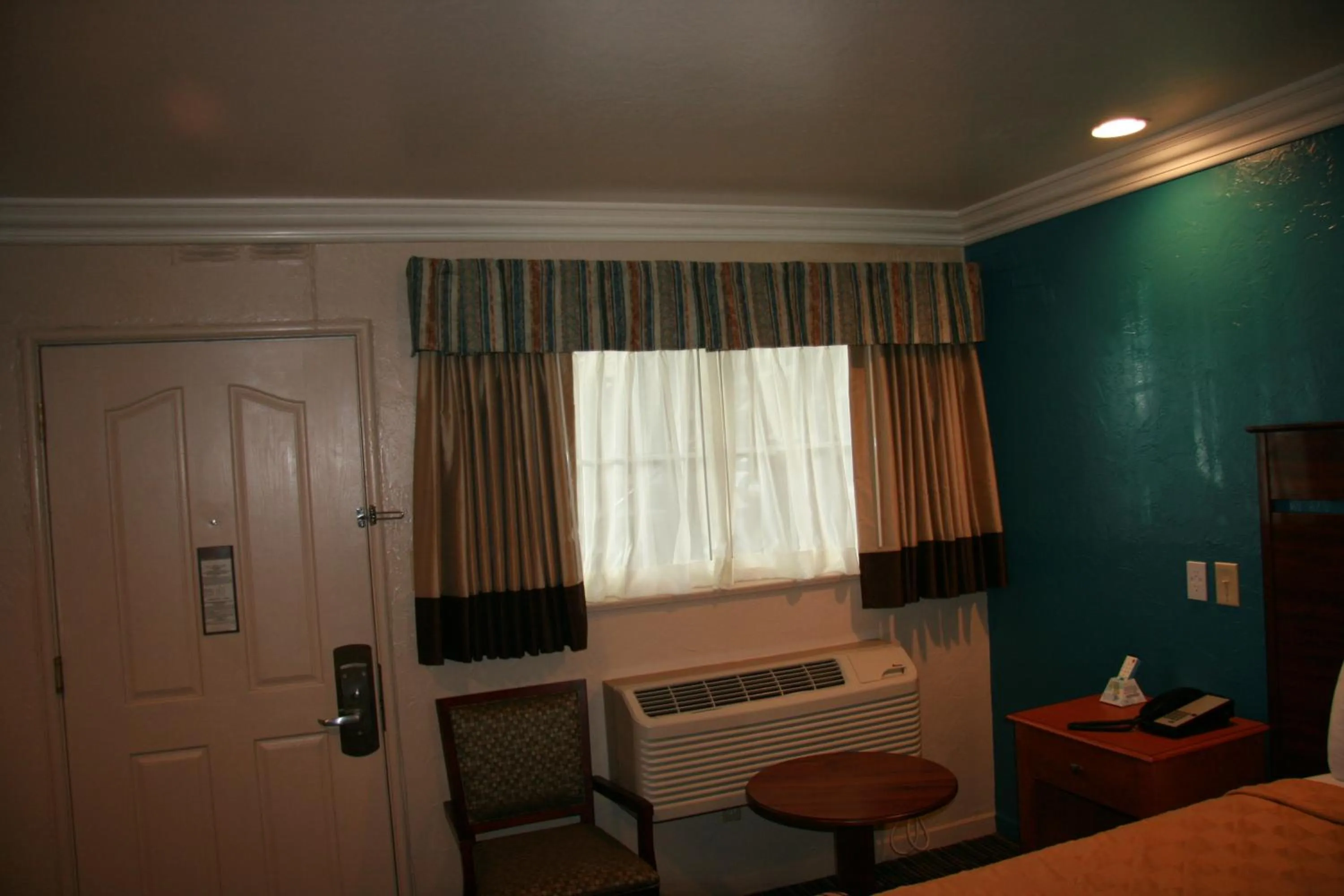 Bedroom, Bed in Civic Center Lodge / Lake Merritt BART