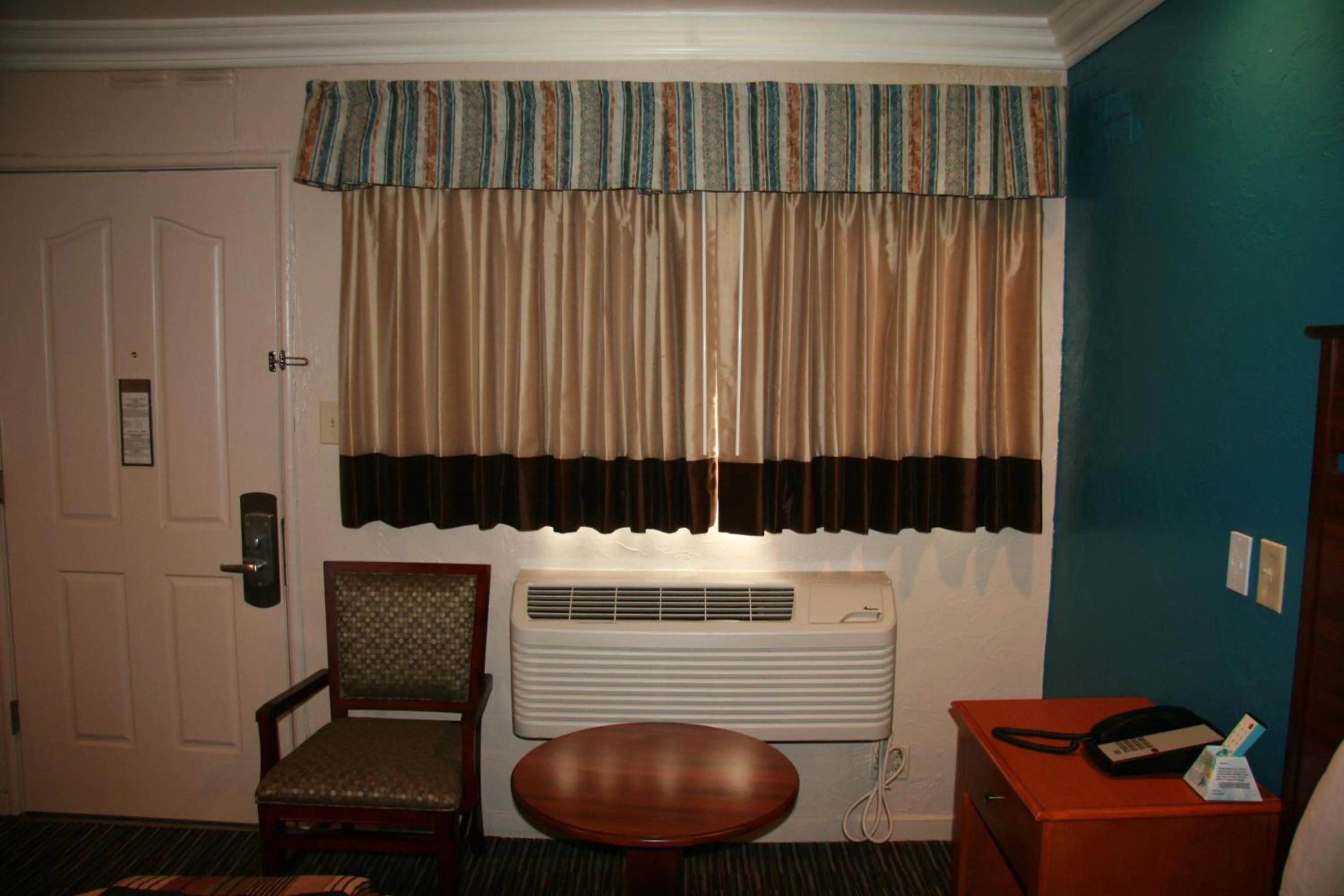 Seating area in Civic Center Lodge / Lake Merritt BART