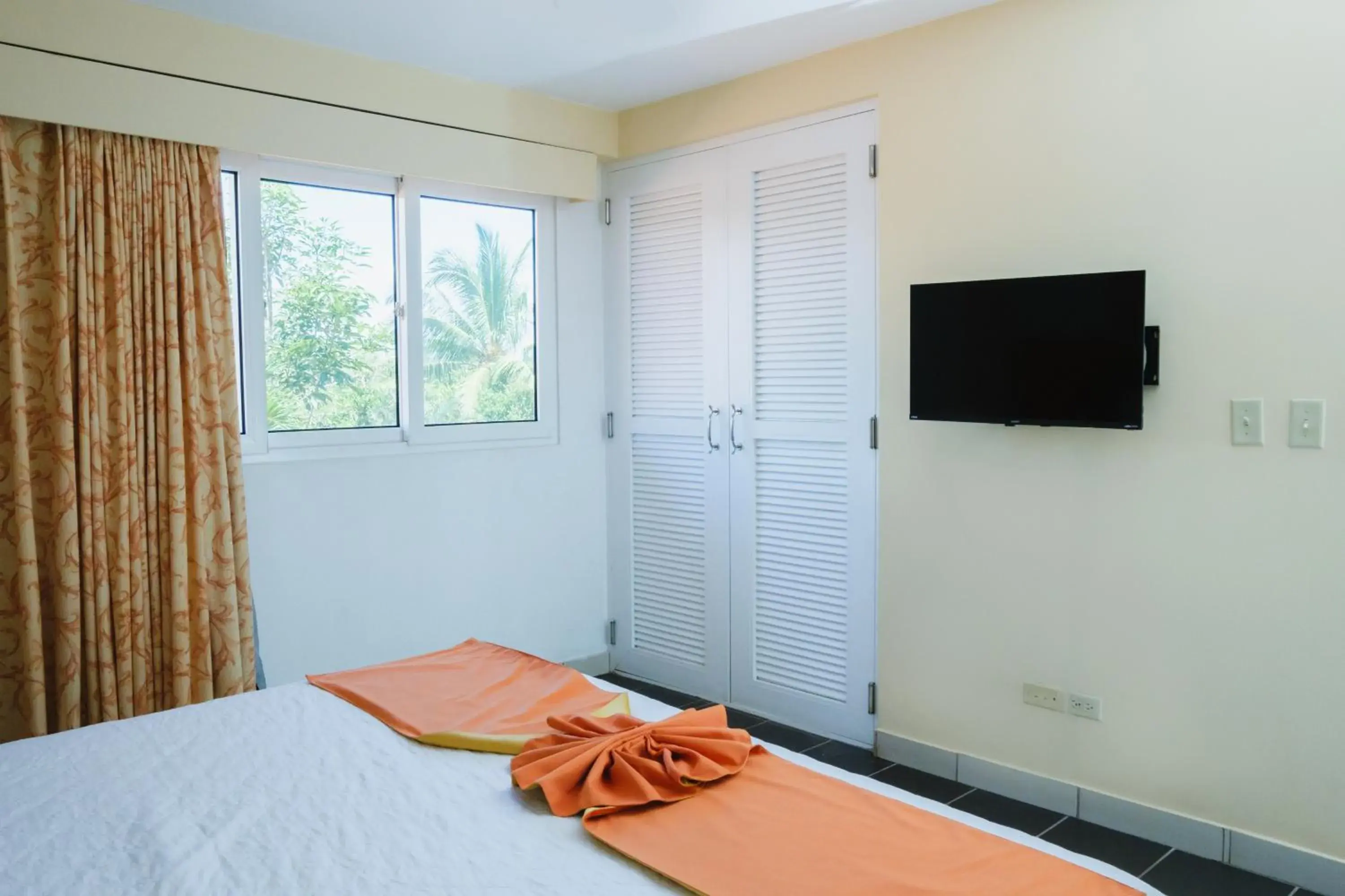 Communal lounge/ TV room, Bed in Las Olas Beach Resort Communal lounge/ TV room, Bed in Las Olas Beach Resort