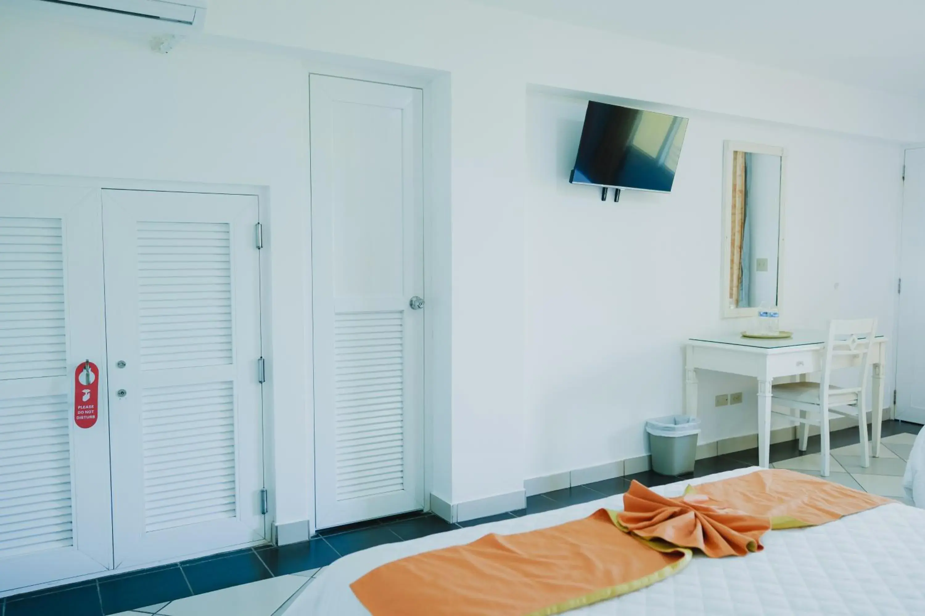 TV and multimedia, Bed in Las Olas Beach Resort TV and multimedia, Bed in Las Olas Beach Resort