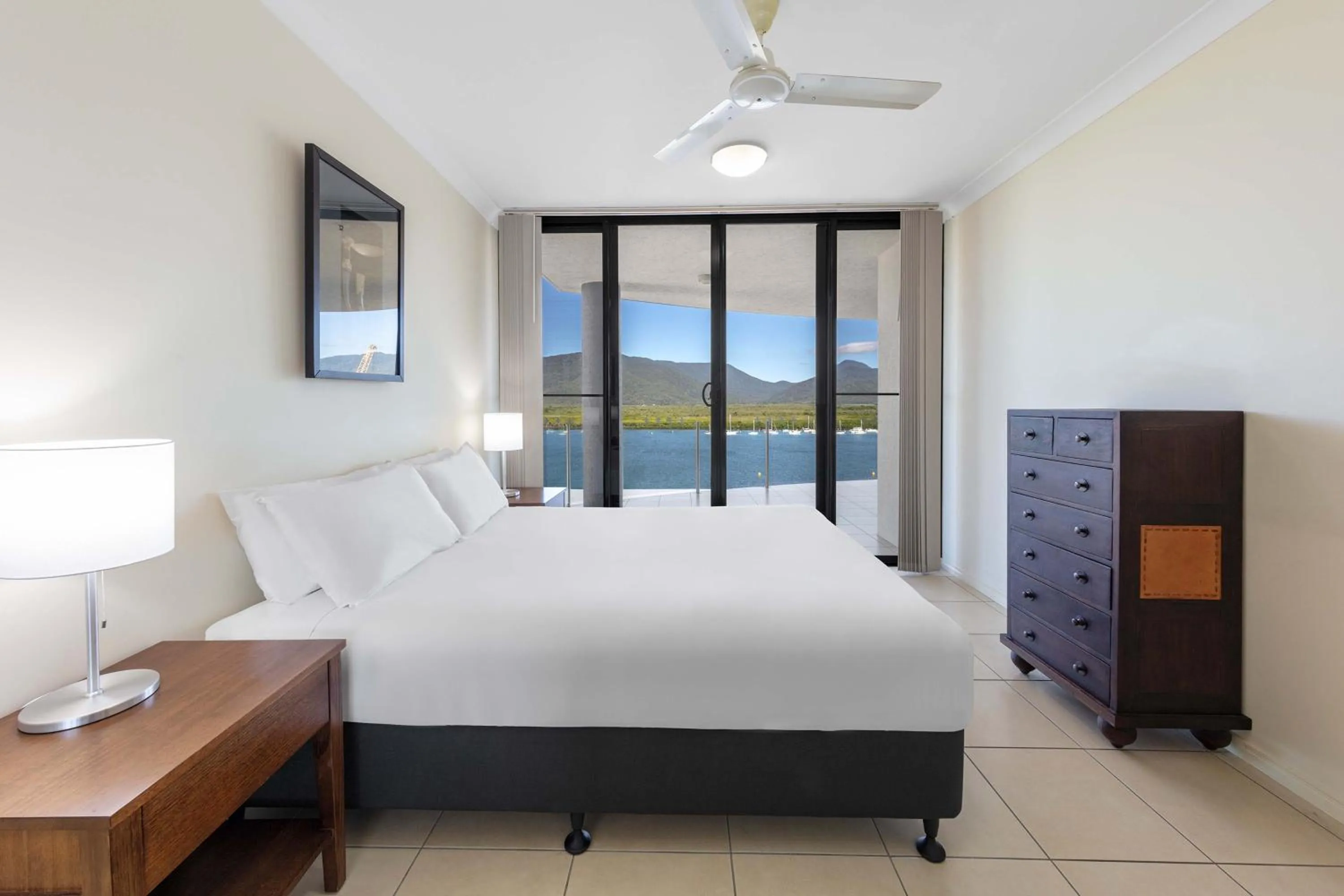 Bedroom, Bed in Piermonde Apartments Cairns