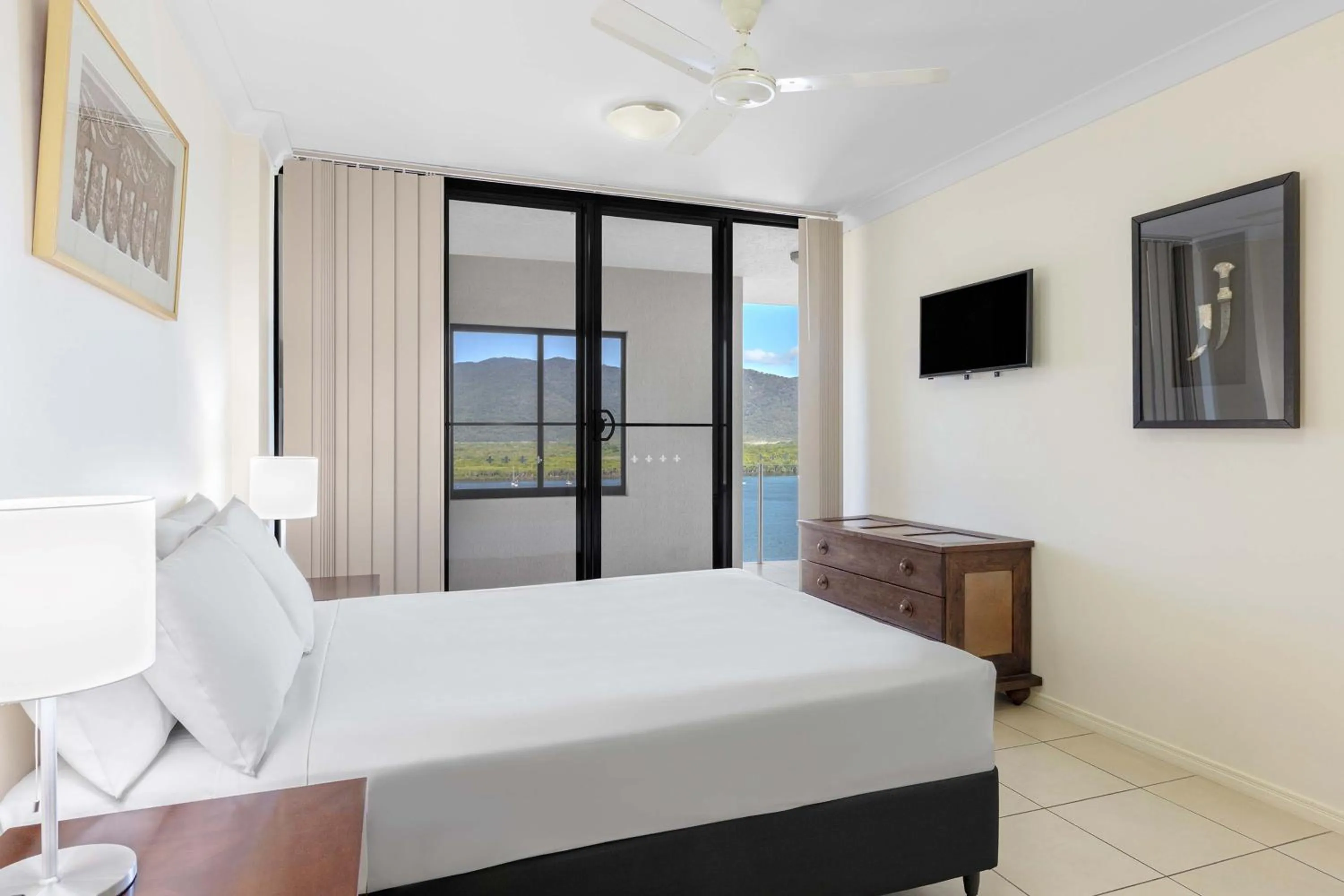 Bedroom, Bed in Piermonde Apartments Cairns