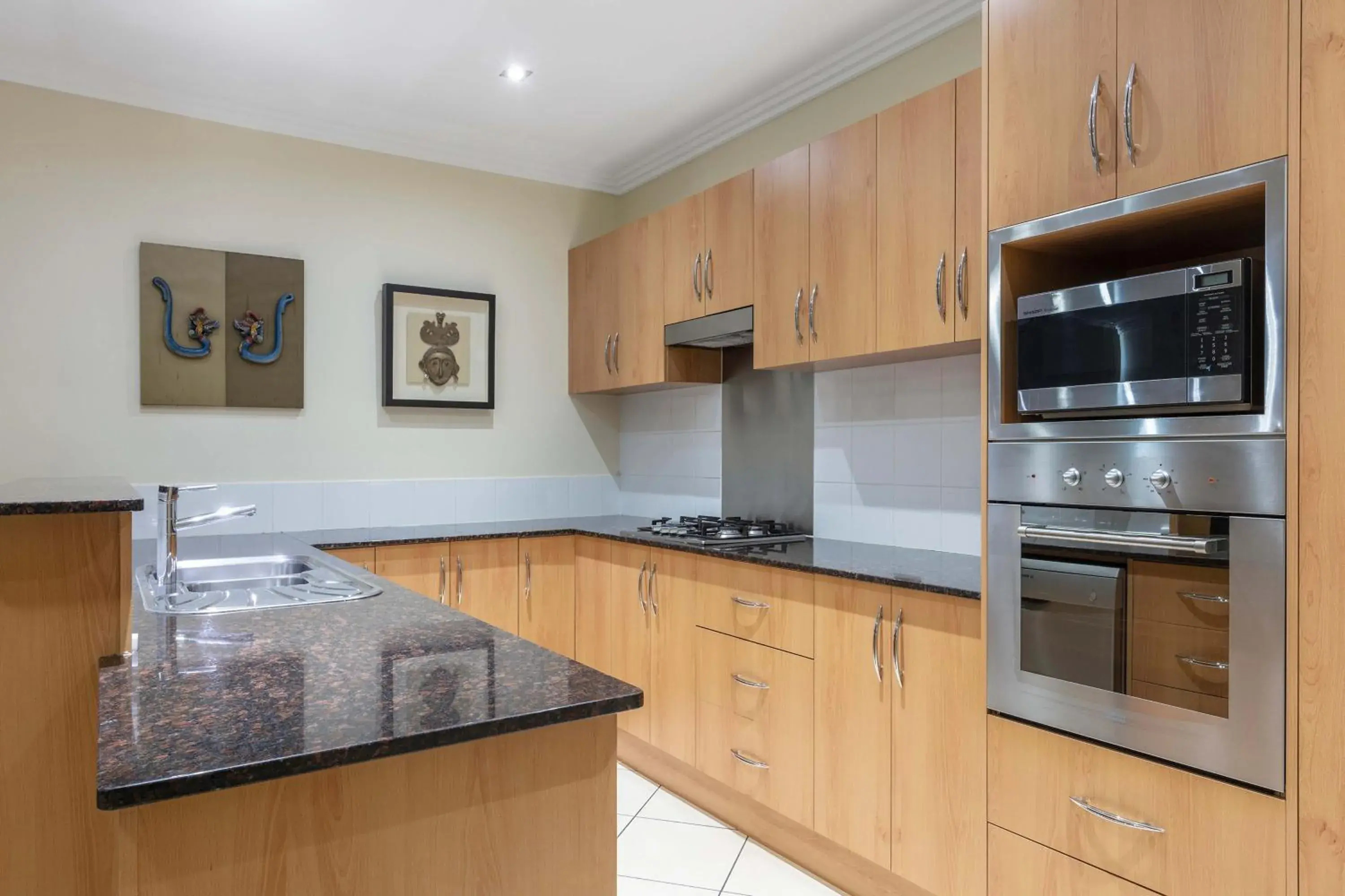 Three-Bedroom Apartment with Water View in Piermonde Apartments Cairns Three-Bedroom Apartment with Water View in Piermonde Apartments Cairns
