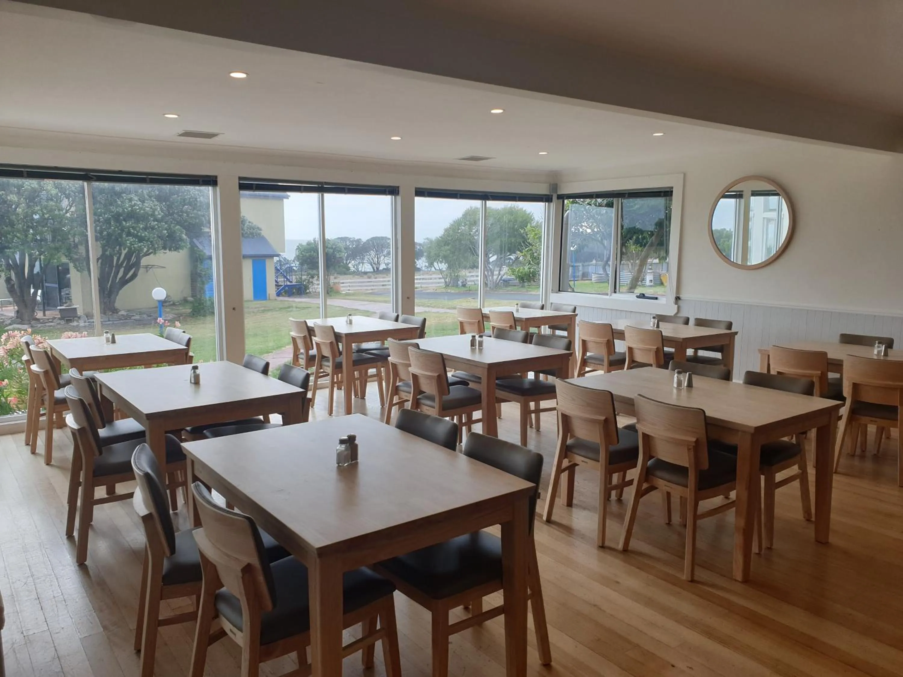 Restaurant/places to eat in Diamond Island Resort, Restaurant & Bar and Penguin Show