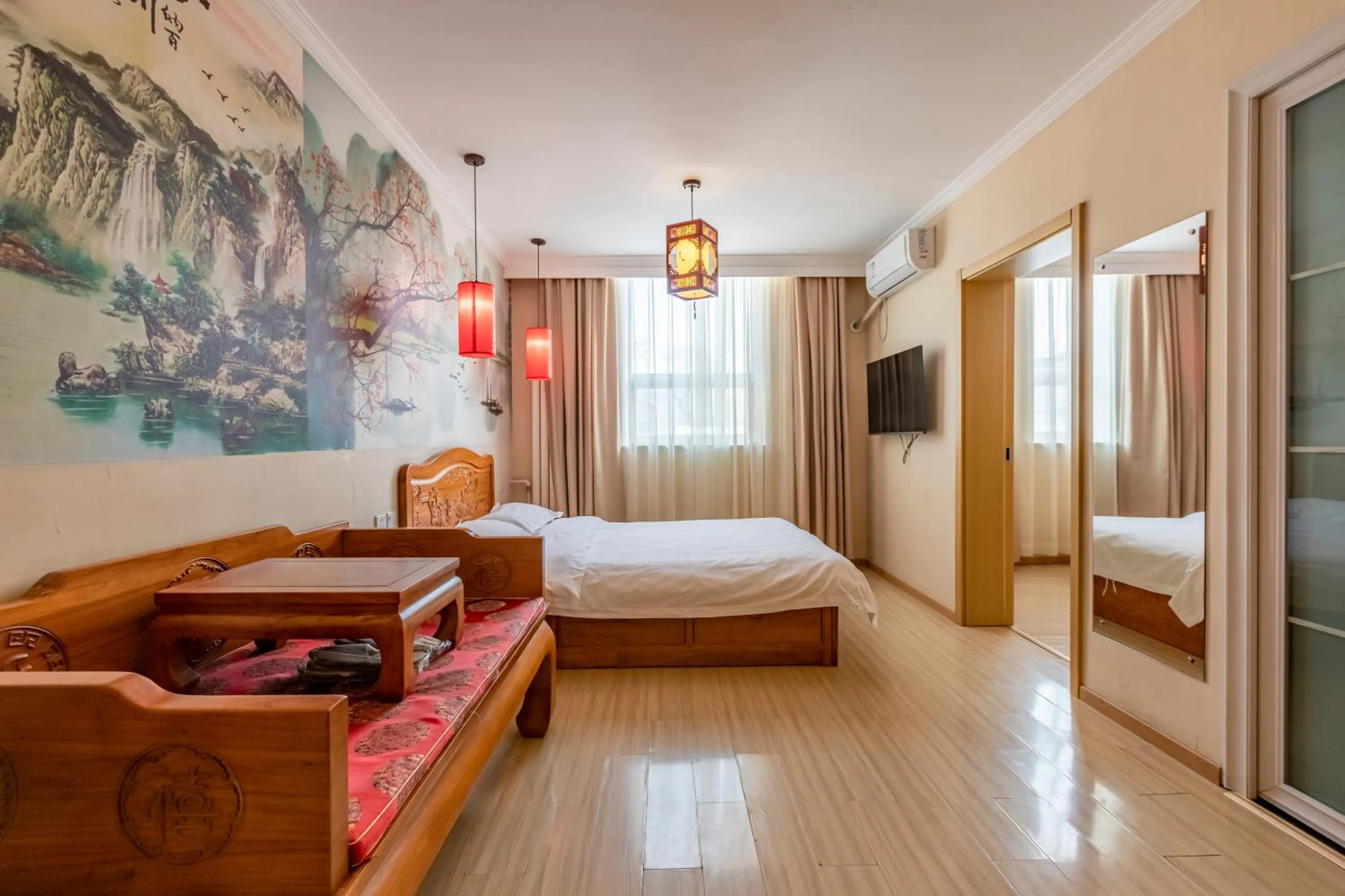 Happy Dragon Alley Hotel-In the city center with big window&free coffe laundry Fluent English speaking,Tourist attractions ticket service&food recommendation,Near Tian Anmen Forbiddencity,Near Lama temple,Easy to walk to NanluoAlley&Shichahai