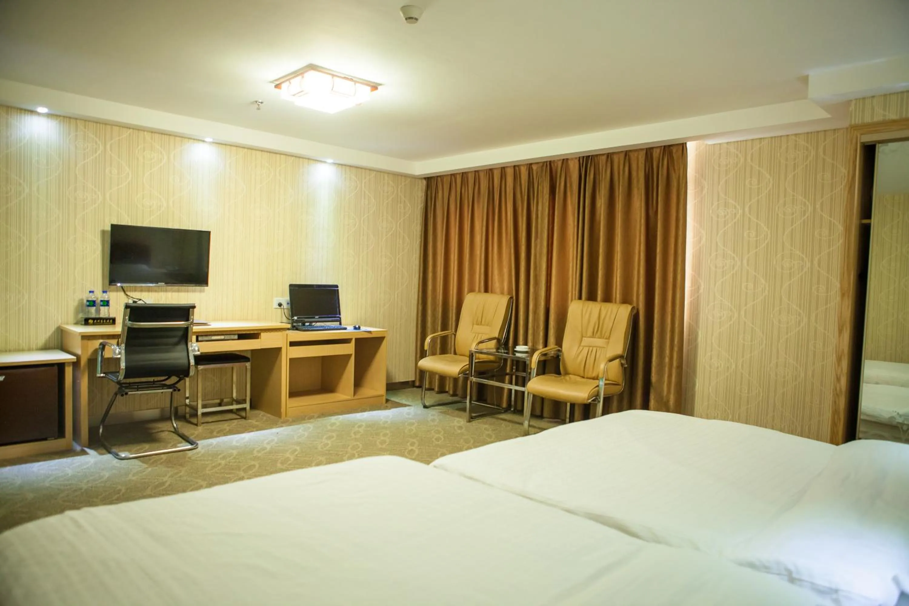 Photo of the whole room, Bed in Fuhao Hotel