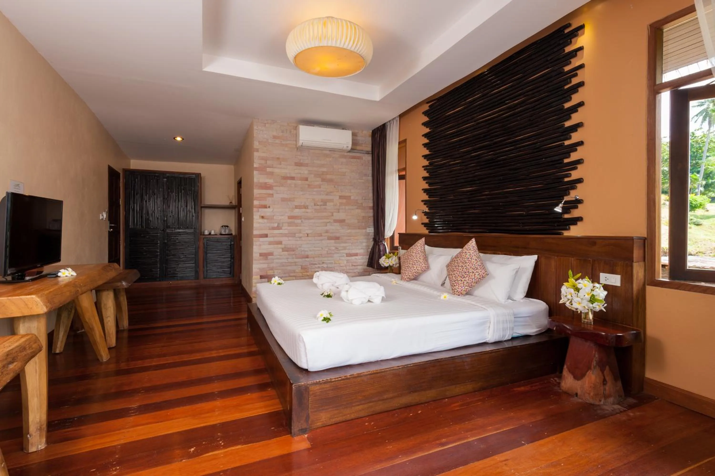 Bedroom, Bed in Palm Leaf Resort Koh Tao