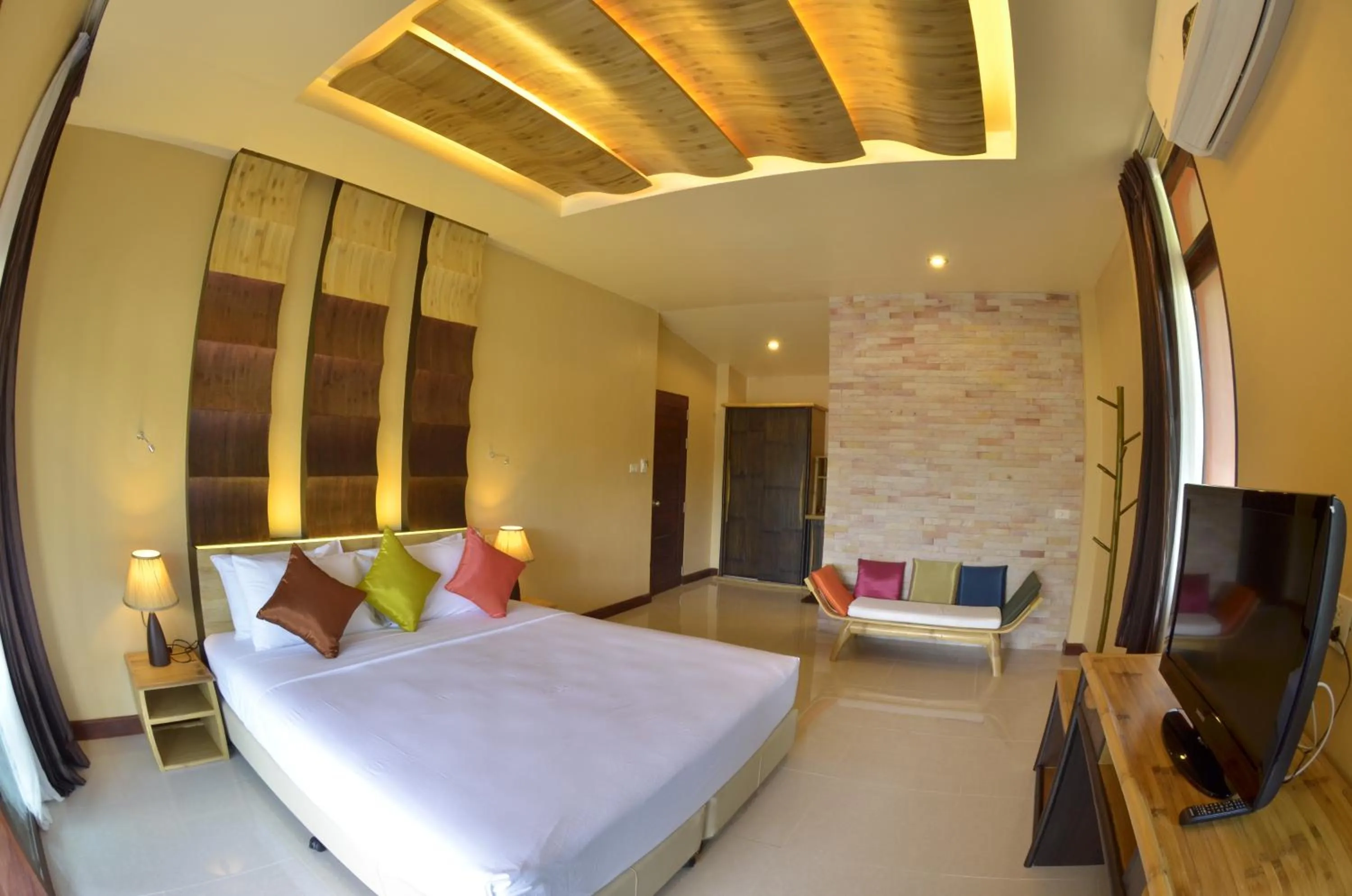 Photo of the whole room, Bed in Palm Leaf Resort Koh Tao