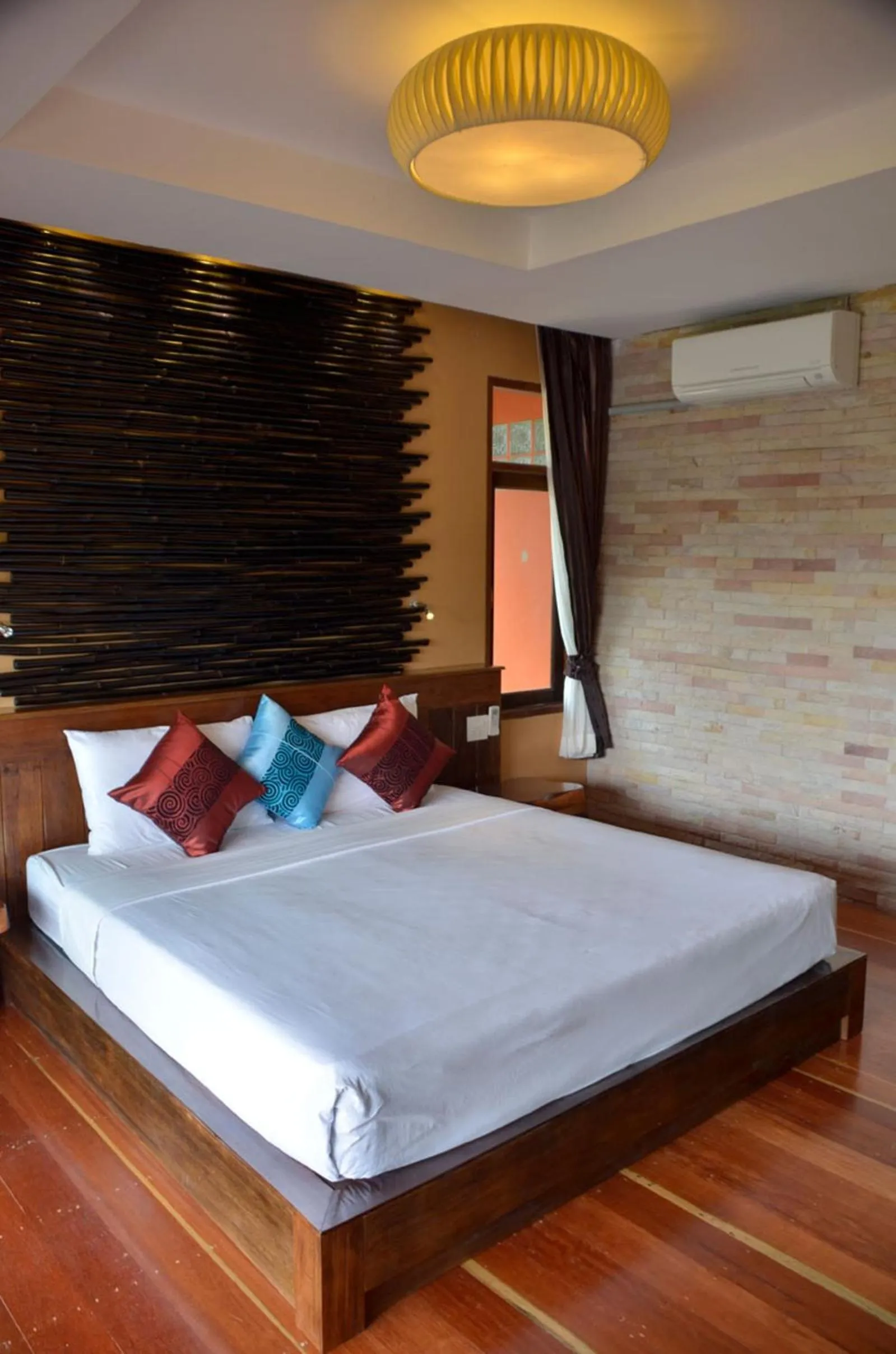 Bed in Palm Leaf Resort Koh Tao