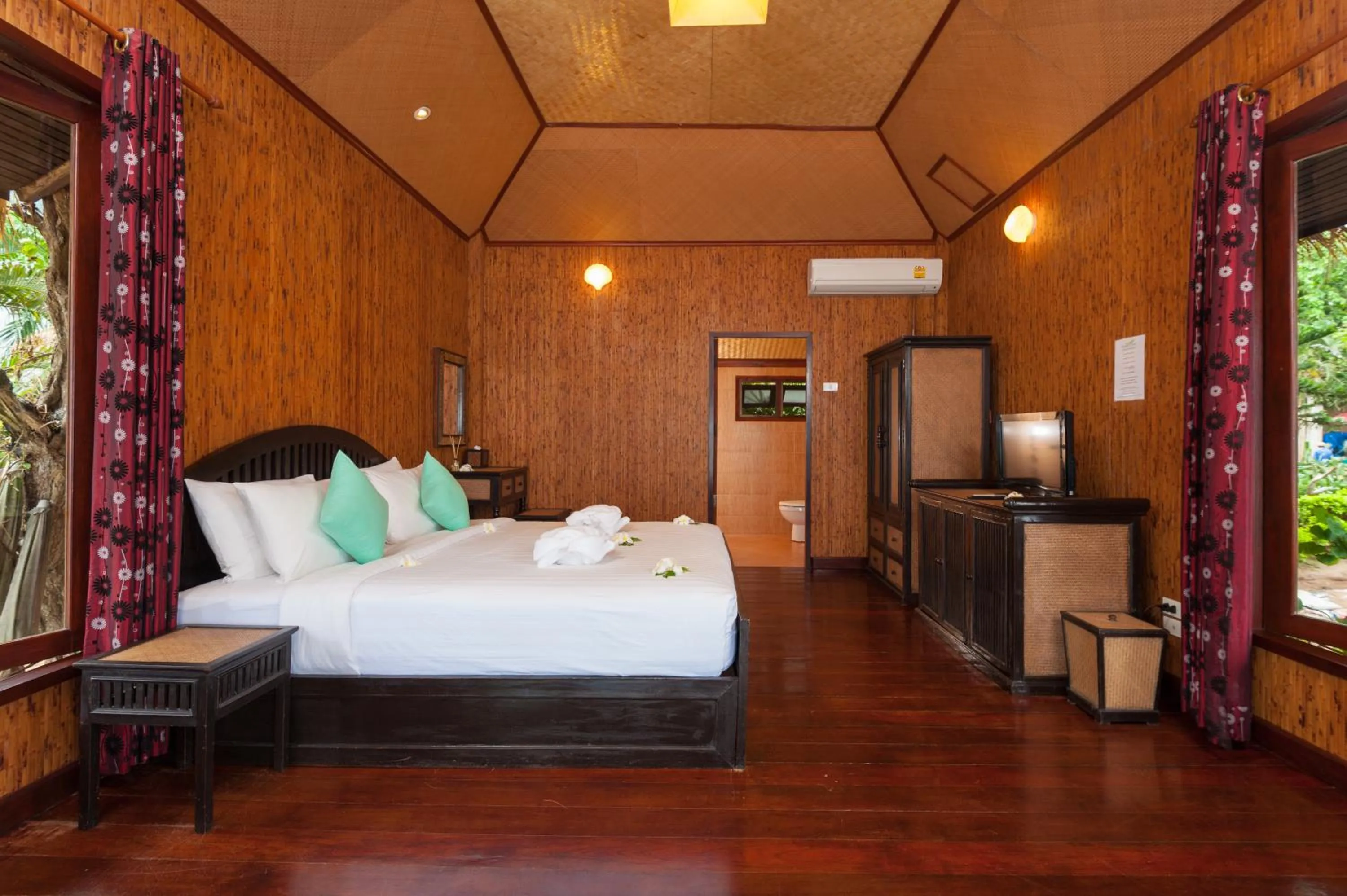 Bedroom, Bed in Palm Leaf Resort Koh Tao