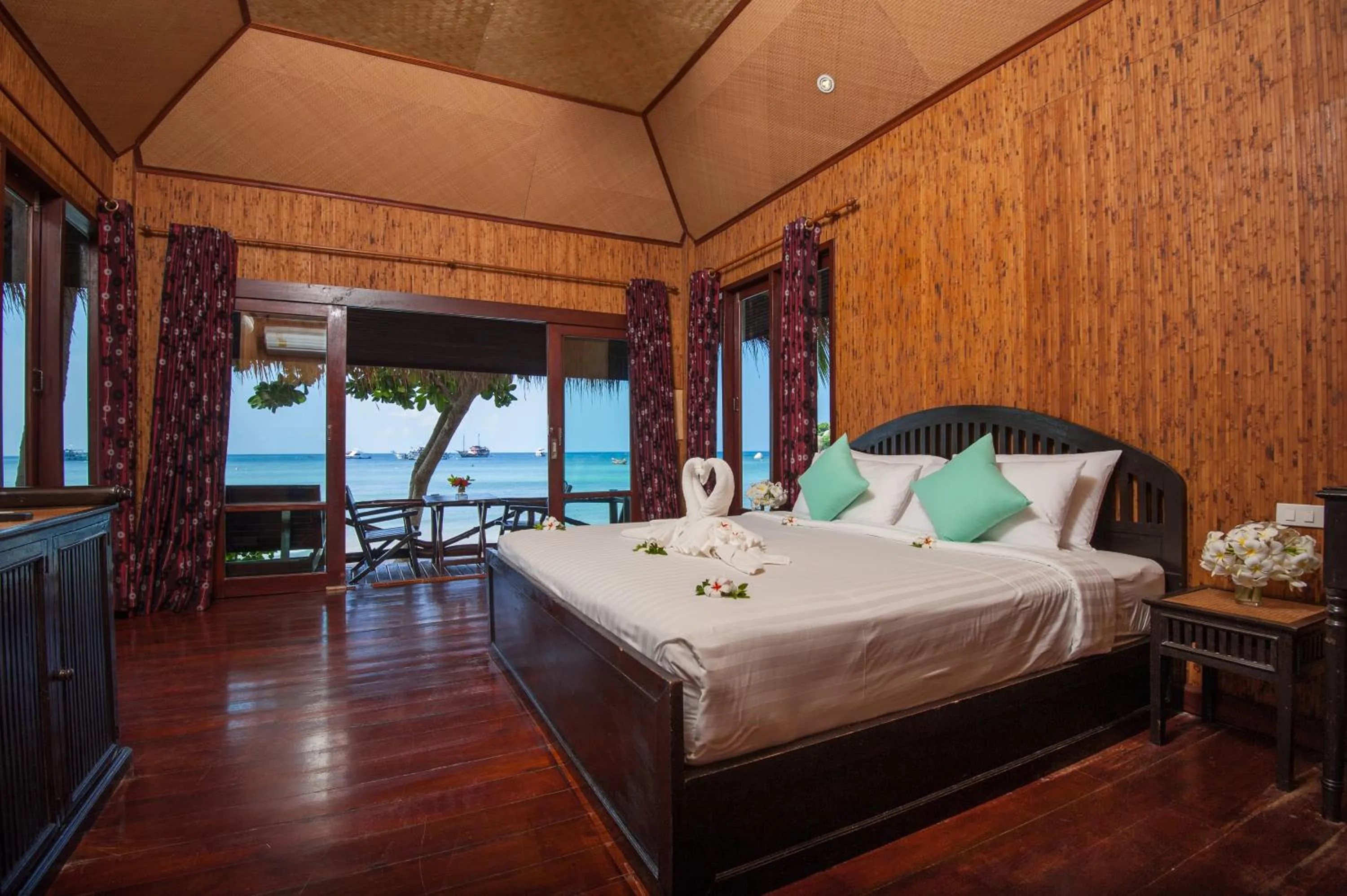 Bedroom, Bed in Palm Leaf Resort Koh Tao