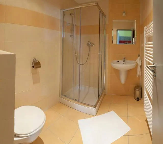 Bathroom in F - Team Hotel