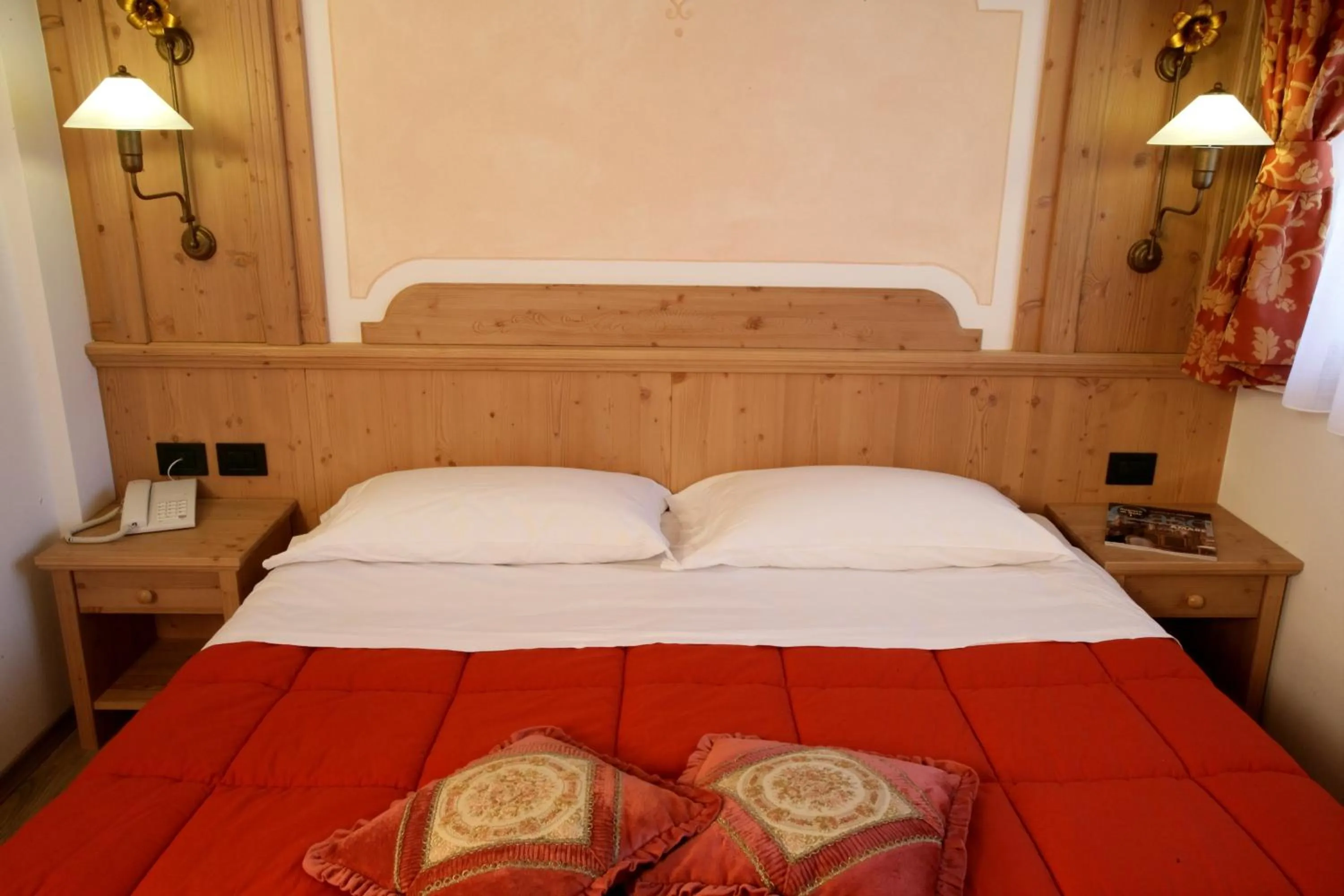 Bed in Hotel Garni La Roccia