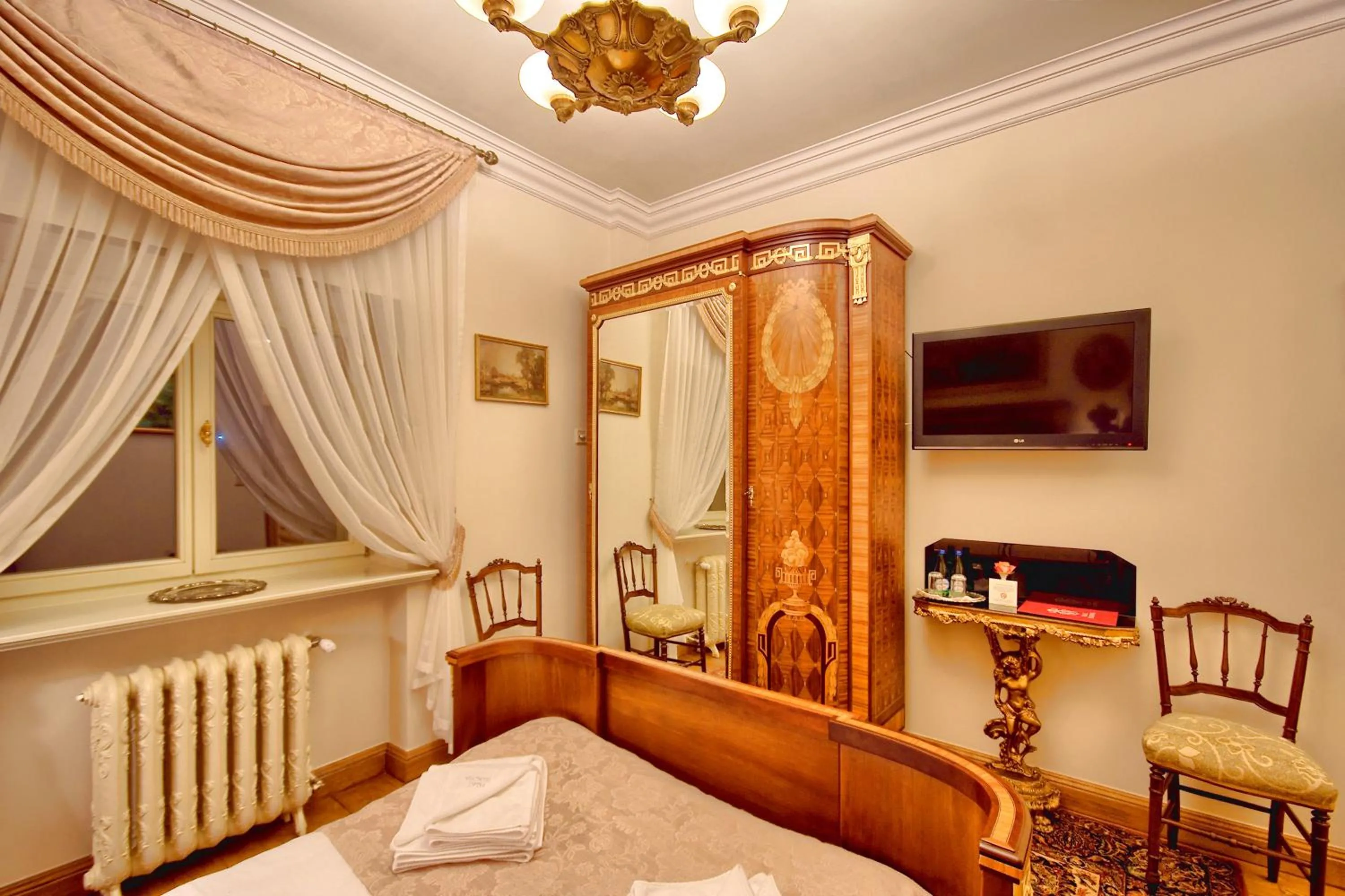 Bedroom, Bed in Pałac Tłokinia