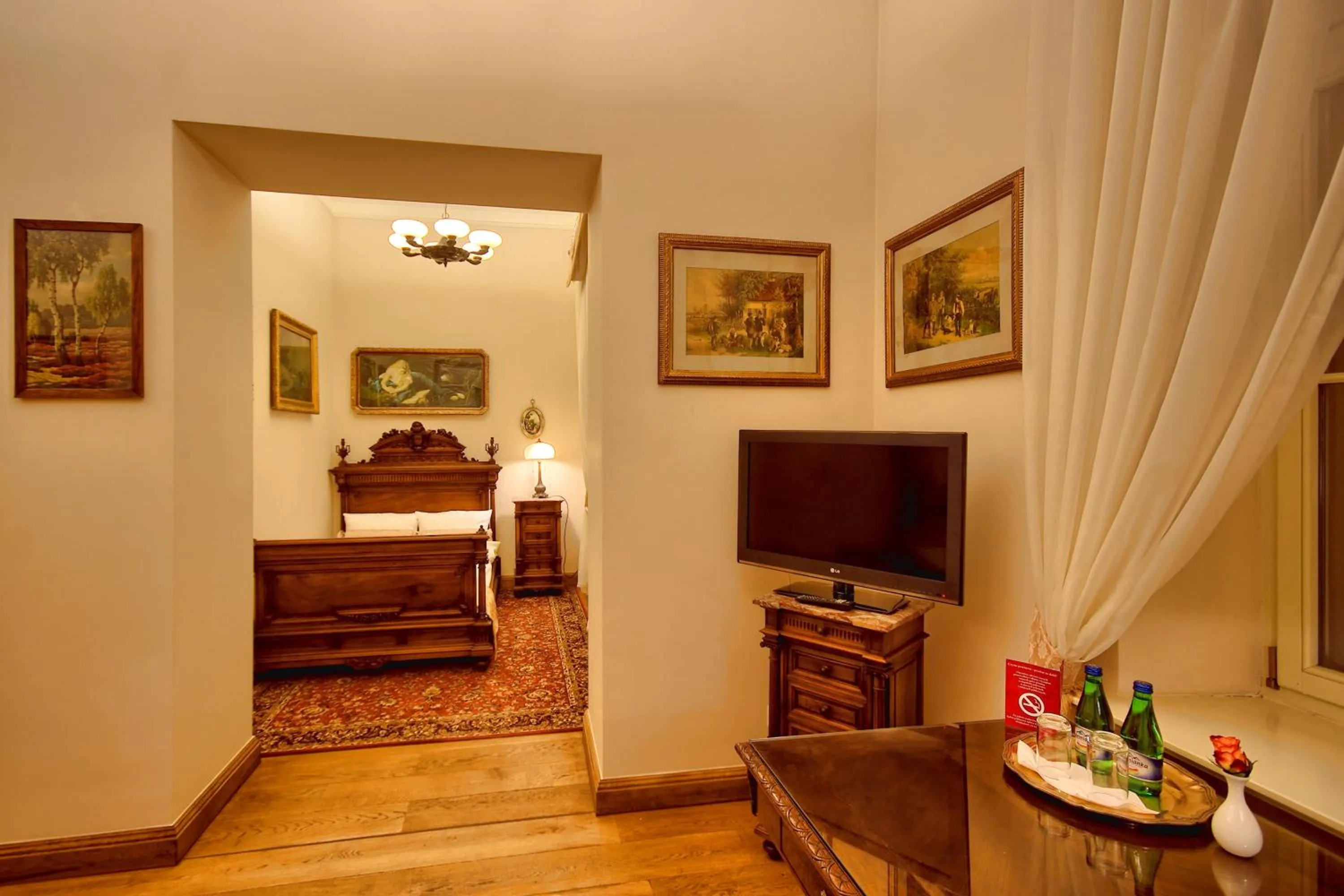 Photo of the whole room in Pałac Tłokinia
