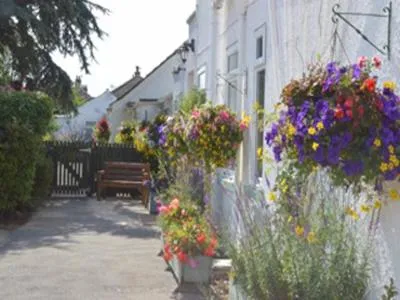Facade/entrance in White Heather Guest House