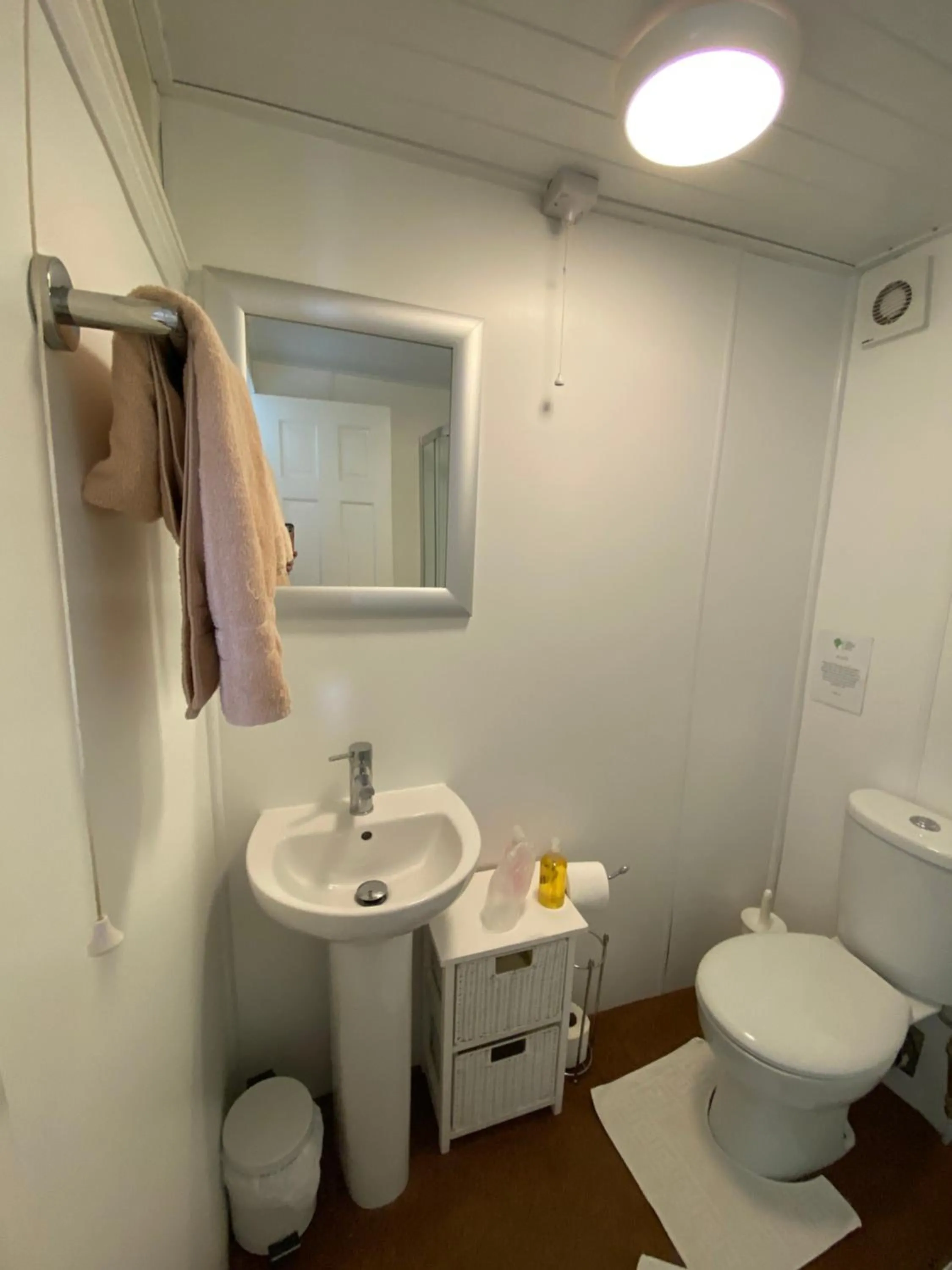 Toilet in White Heather Guest House