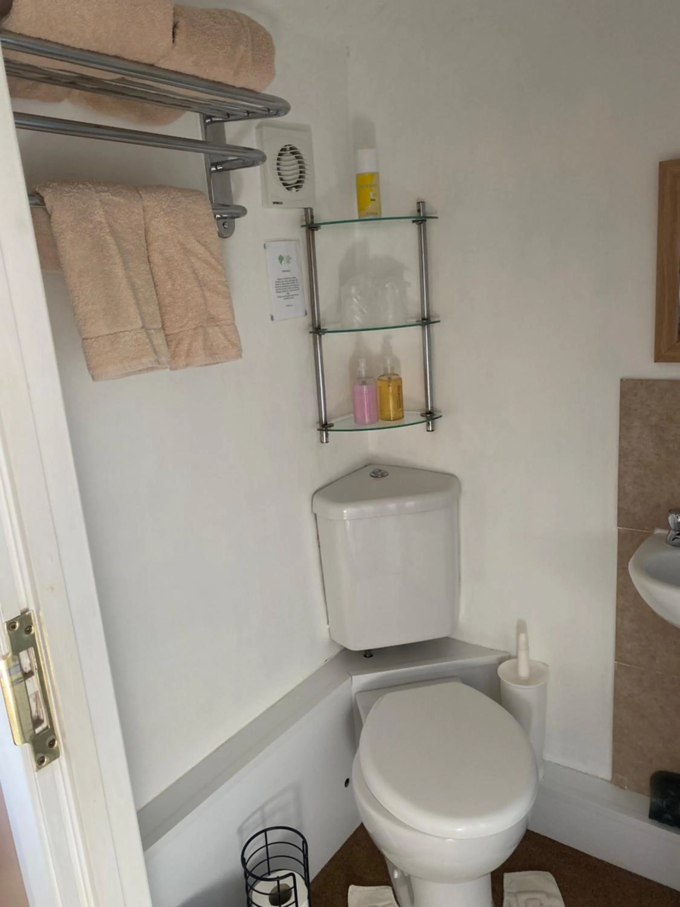 Toilet in White Heather Guest House