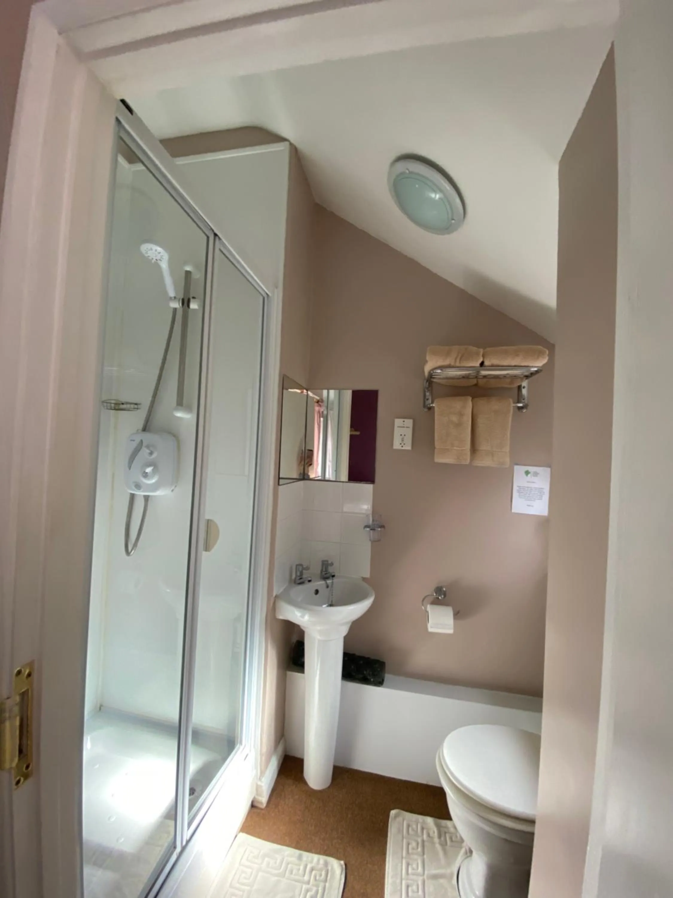 Toilet in White Heather Guest House