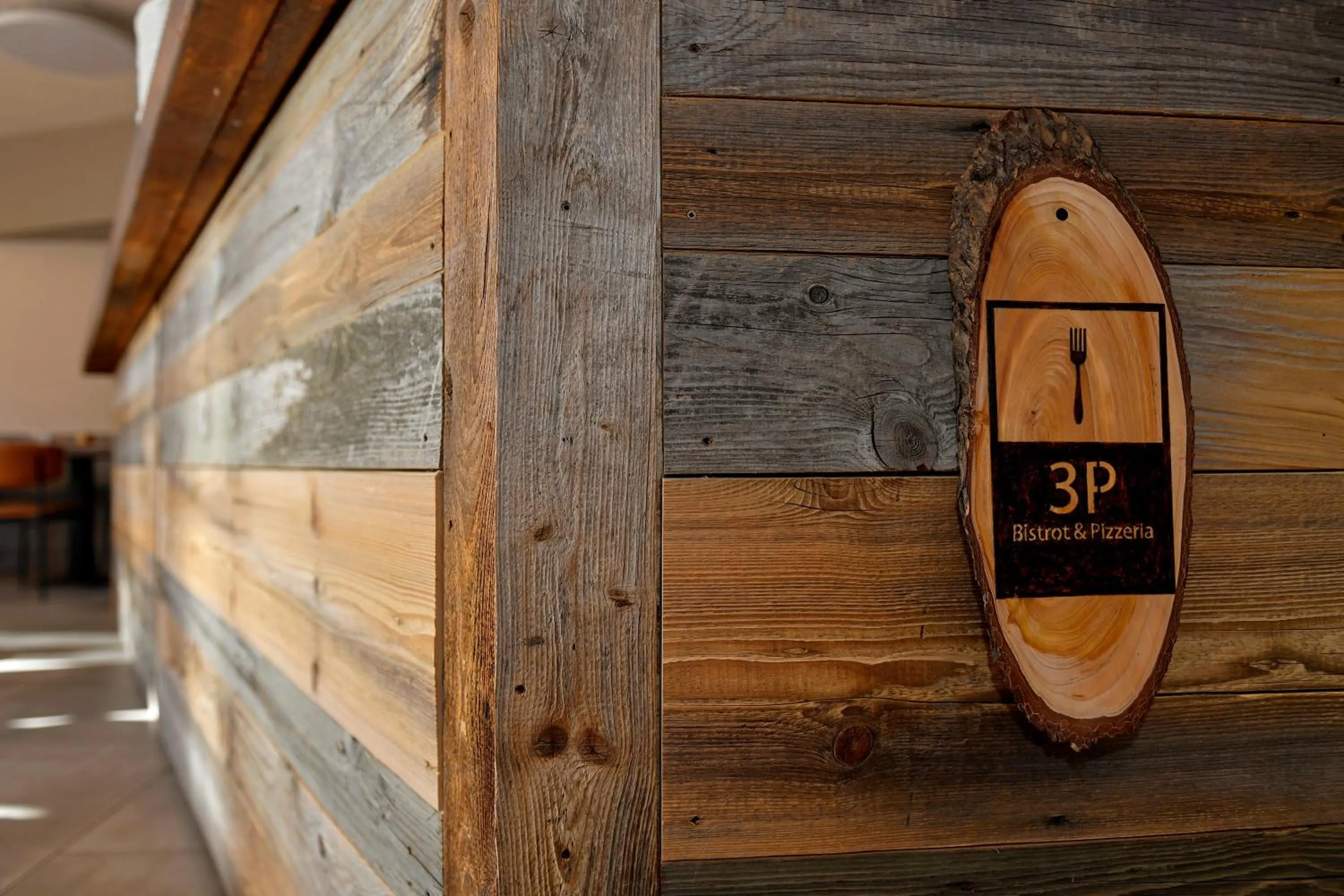 Restaurant/places to eat in Du Parc Hotel