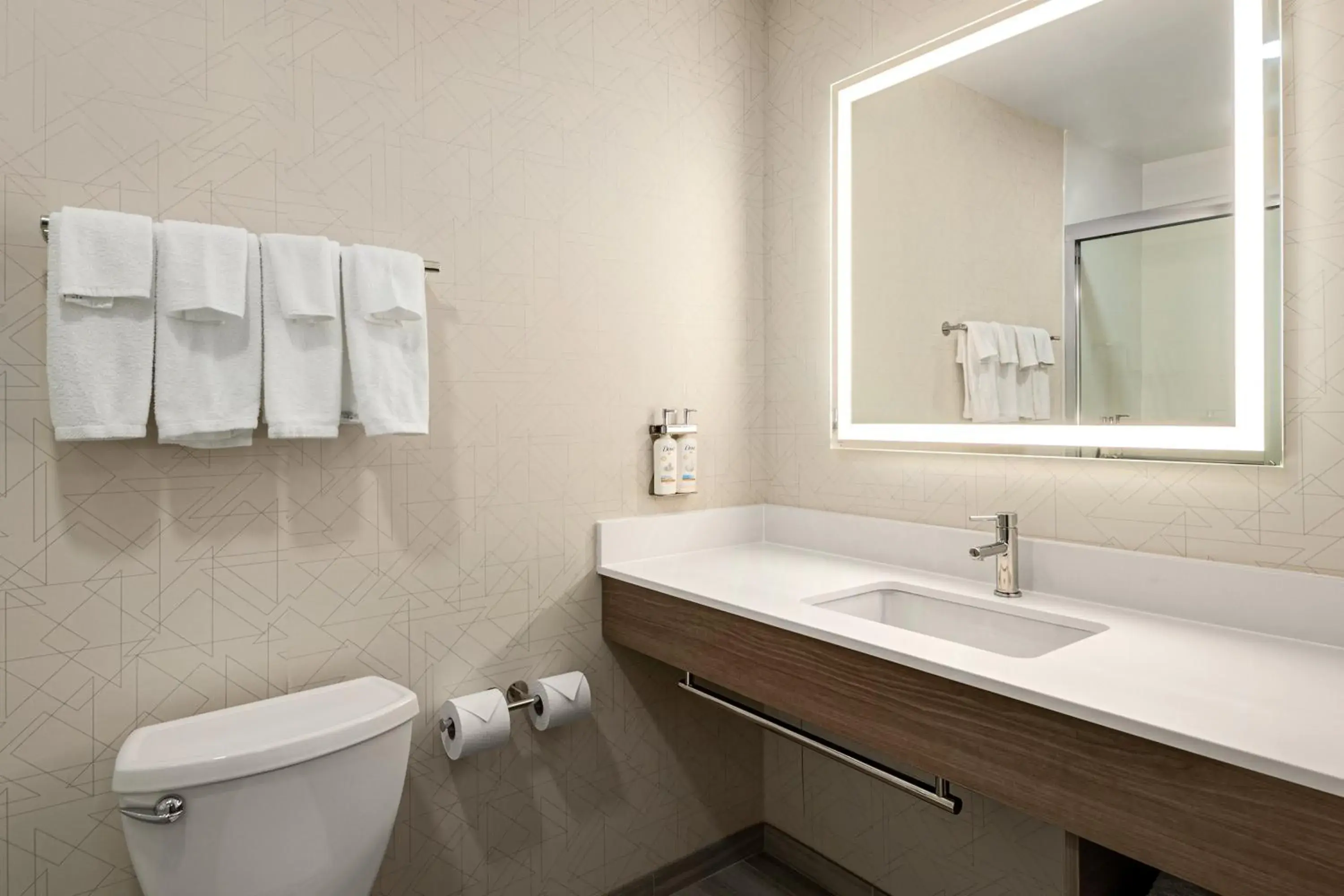 Standard Queen Room with Two Queen Beds in Holiday Inn Express Richmond by IHG Standard Queen Room with Two Queen Beds in Holiday Inn Express Richmond by IHG