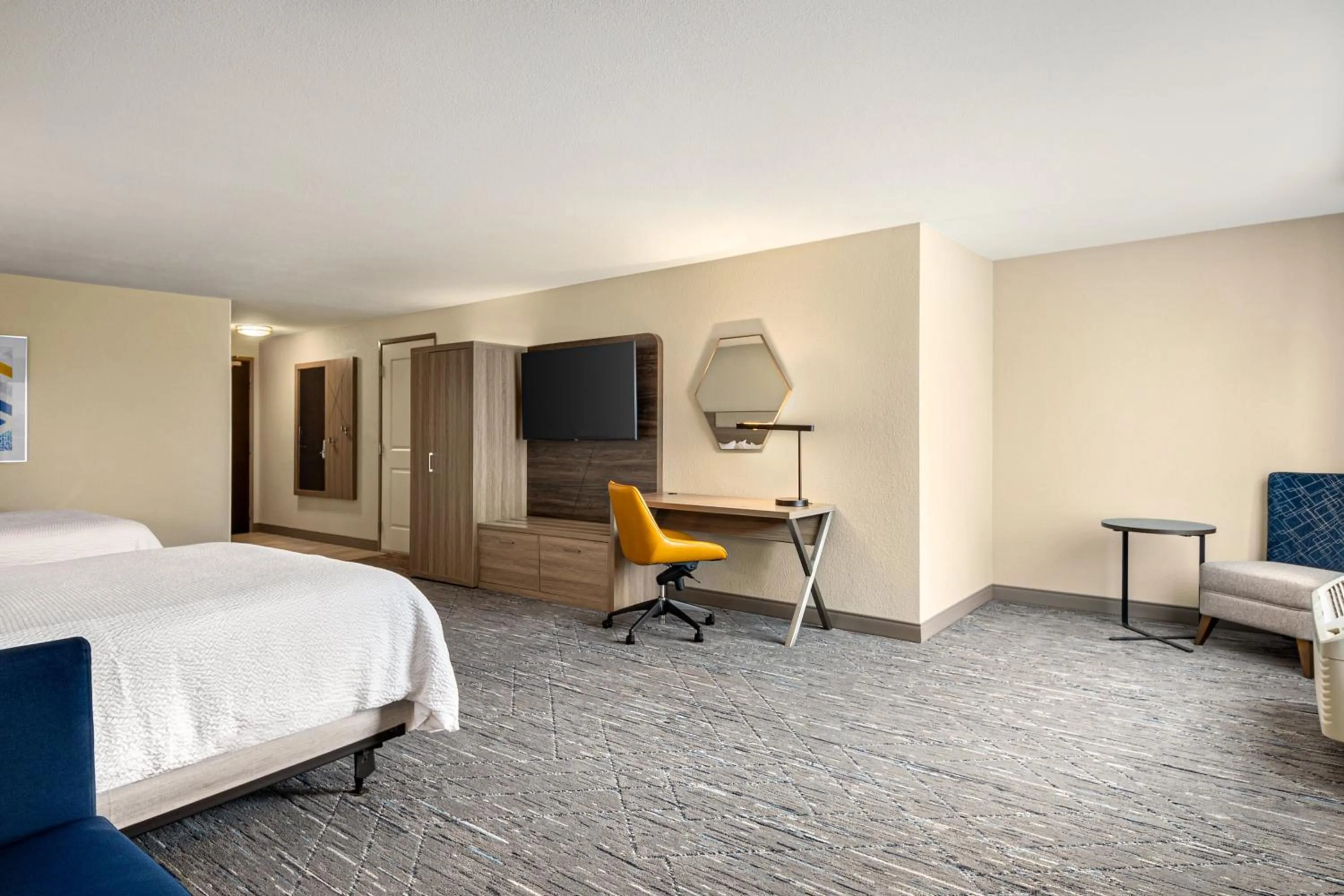 Photo of the whole room, Bed in Holiday Inn Express Richmond by IHG